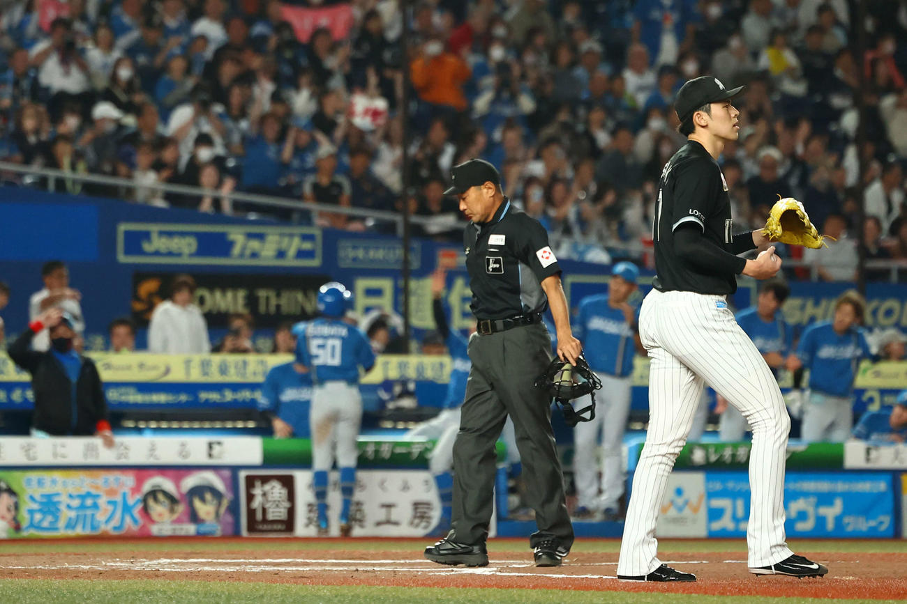 ロッテ対日本ハム　7回表日本ハム無死二、三塁、細川の左犠飛で同点を許す佐々木（右）（撮影・河田真司）