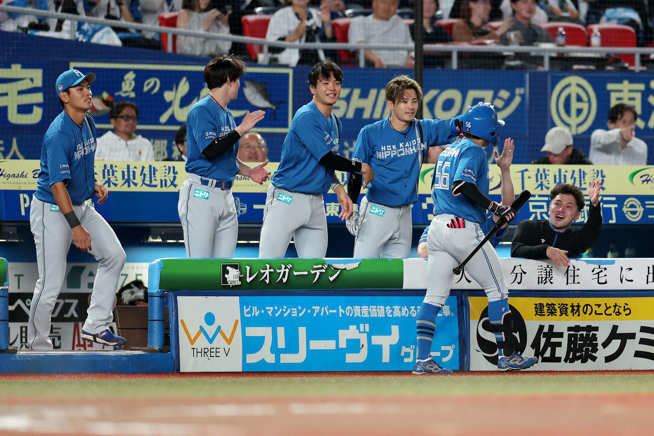 ロッテ対日本ハム　7回表日本ハム無死二、三塁、同点となる左犠飛を放ち、チームメートに迎えられる細川（右から2人目）（撮影・河田真司）
