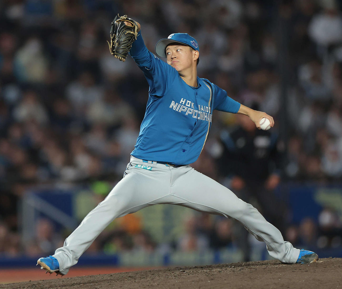 ロッテ対日本ハム　日本ハム2番手で登板する矢沢（撮影・河田真司）