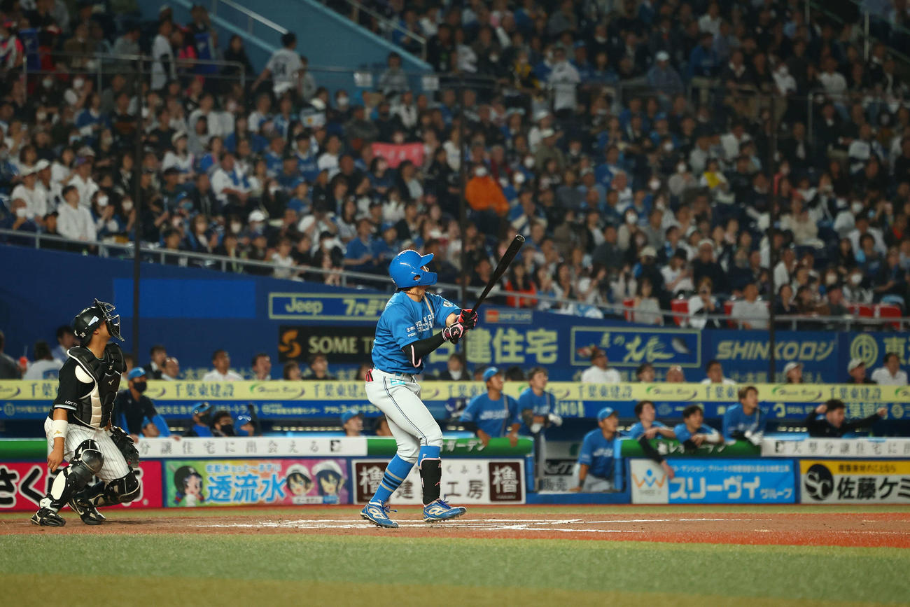 ロッテ対日本ハム　7回表日本ハム無死二、三塁、左犠飛を放つ細川（撮影・河田真司）