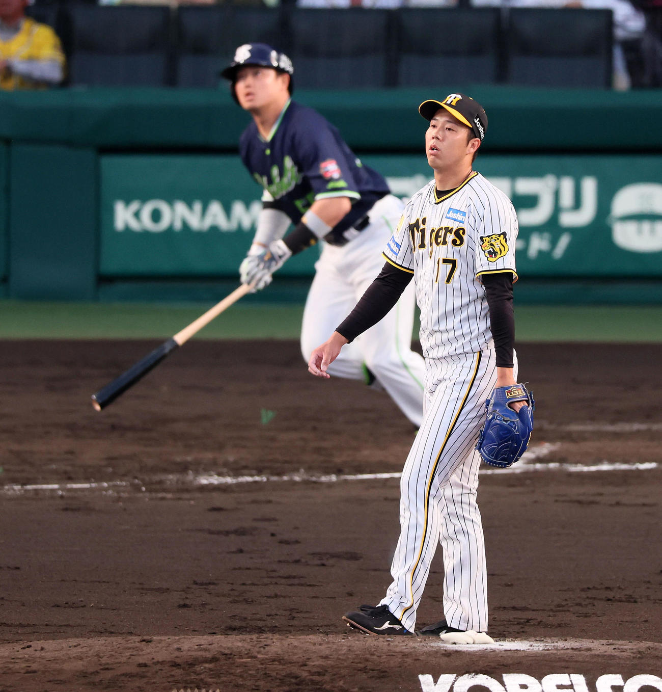 阪神対ヤクルト　3回表ヤクルト2死一、二塁、青柳は村上に右越え3点本塁打を浴びる（撮影・加藤哉）