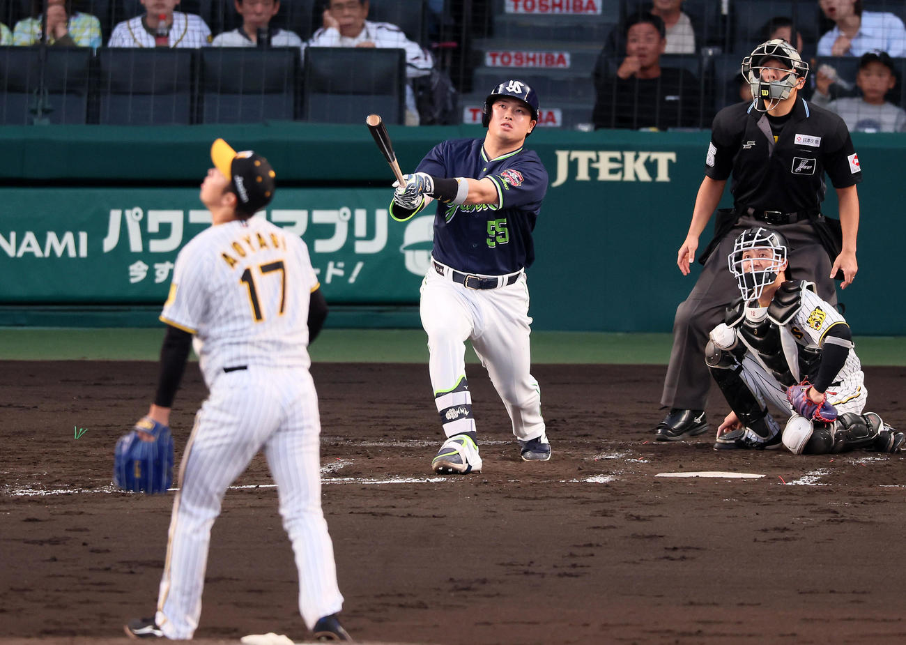 阪神対ヤクルト　3回表ヤクルト2死一、二塁、村上は右越え3点本塁打を放つ。投手は青柳（撮影・加藤哉）