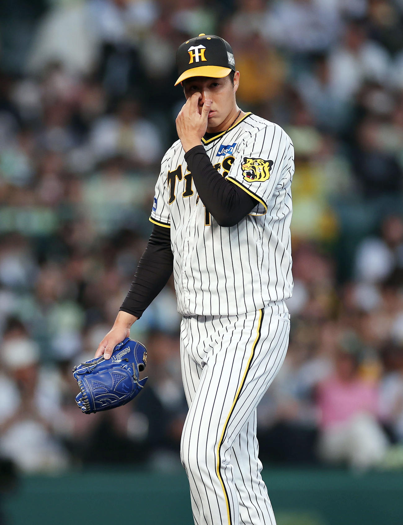 阪神対ヤクルト　3回表を投げ終え、厳しい表情を見せながらベンチへ戻る阪神青柳（撮影・前田充）