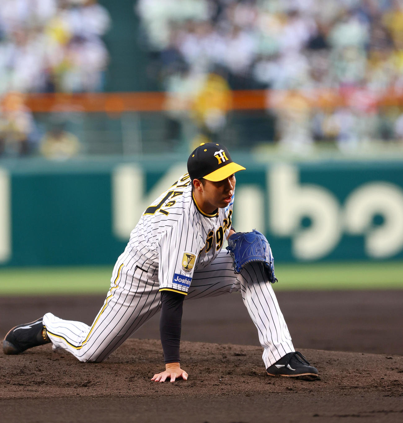 阪神対ヤクルト　2回表、青柳は投球時に足を滑らせる（撮影・上山淳一）