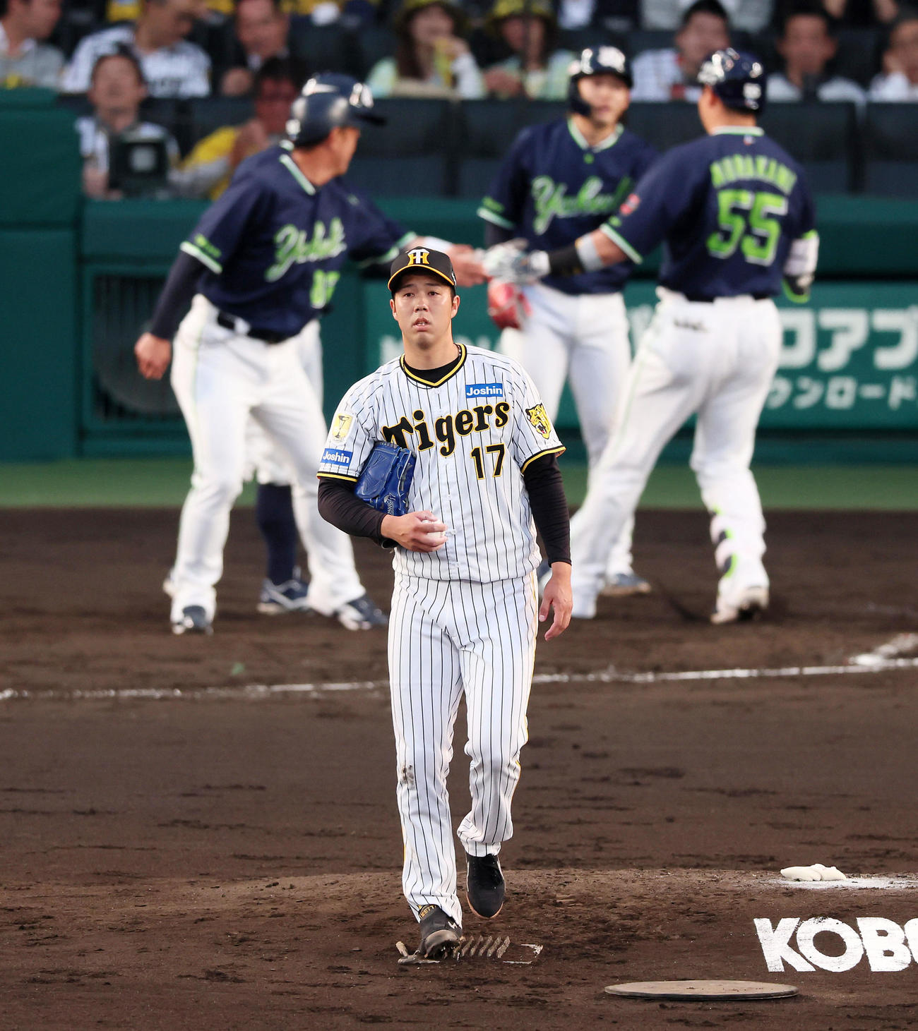 阪神対ヤクルト　3回表ヤクルト2死一、二塁、青柳は村上に右越え3点本塁打を浴びる（撮影・加藤哉）