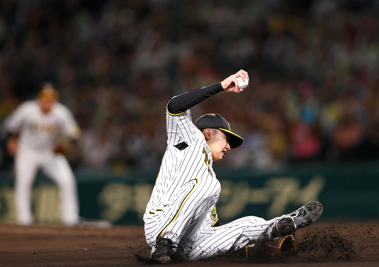 7回表ヤクルト2死一、二塁、漆原はサンタナの打球をつかむも足をすべらし内野安打となる（撮影・上山淳一）
