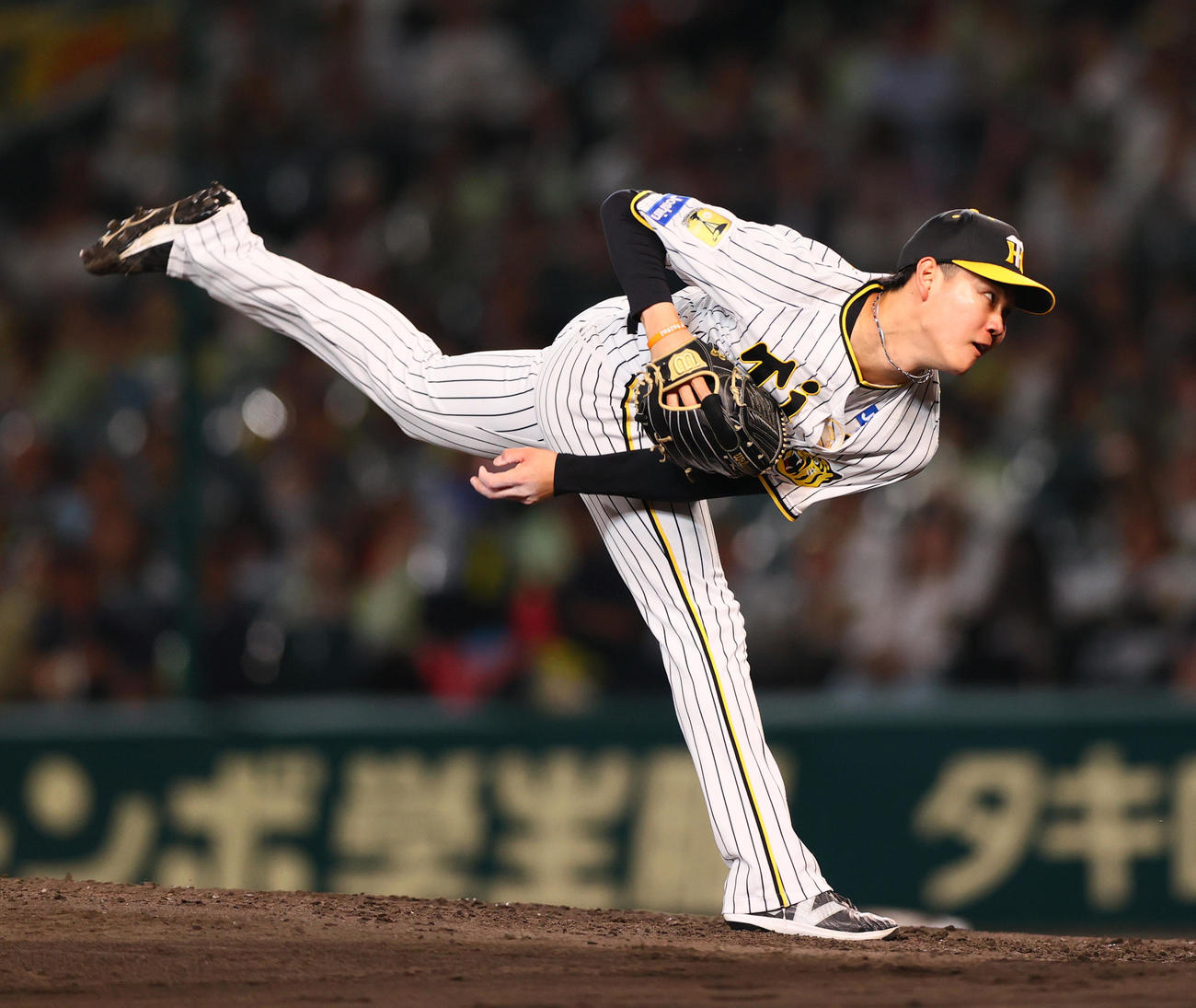 8回表、阪神4番手で登板の及川（撮影・上山淳一）