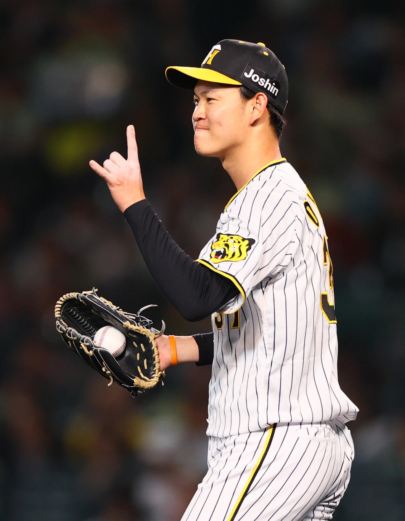 8回表ヤクルト1死、及川は武岡を三ゴロに仕留めツーアウトポーズ（撮影・上山淳一）