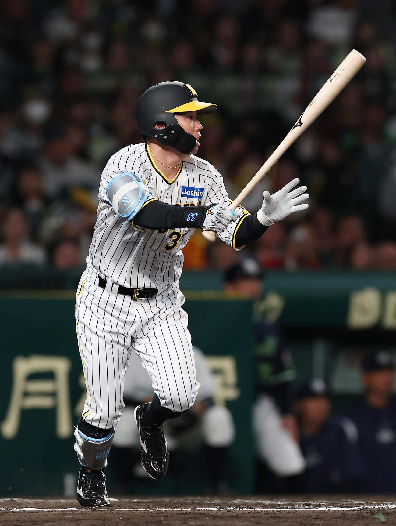 6回裏阪神2死一、三塁、中前適時打を放つ糸原（撮影・前田充）