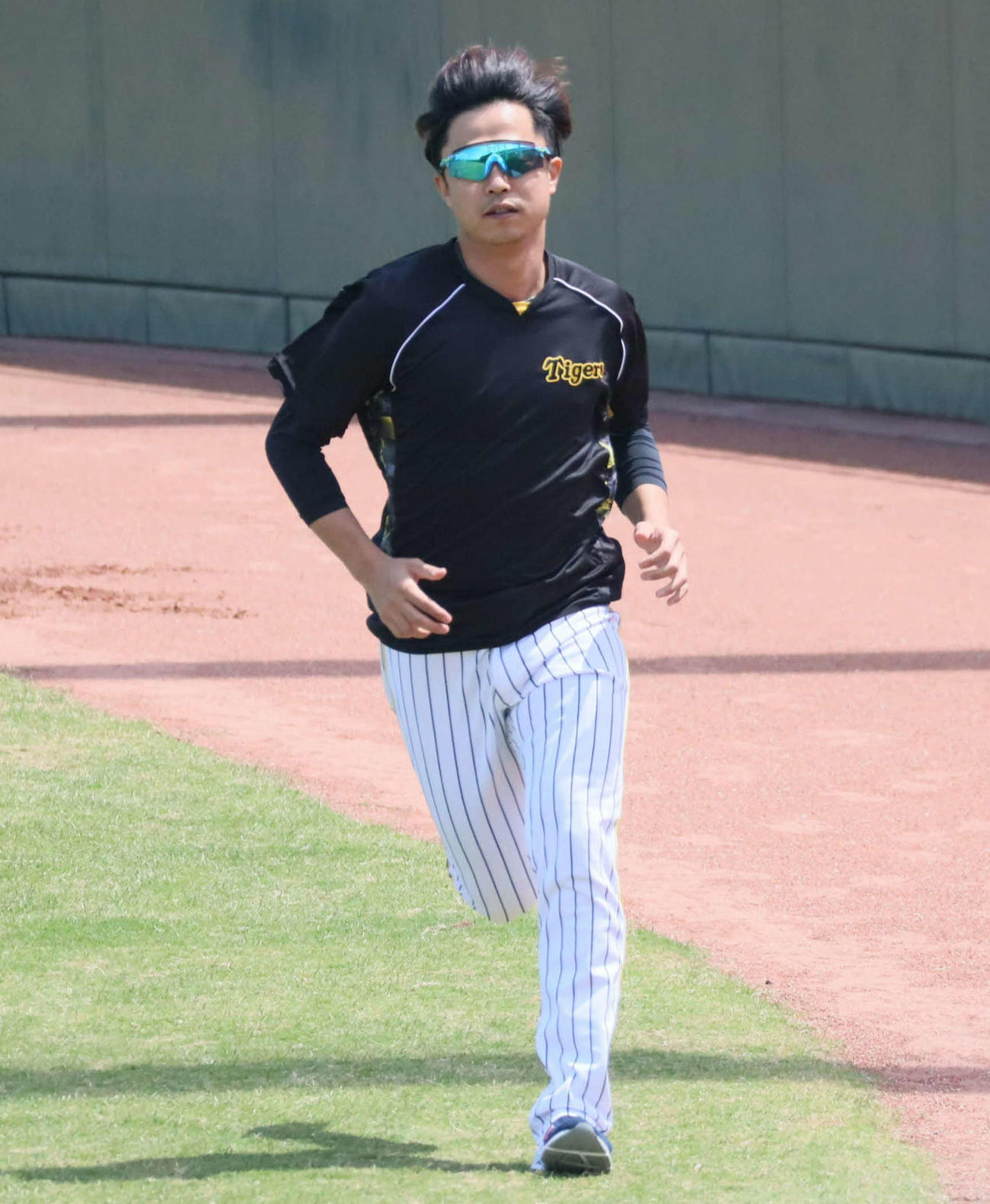 鳴尾浜でランニングする阪神・島本（撮影・村松万里子）