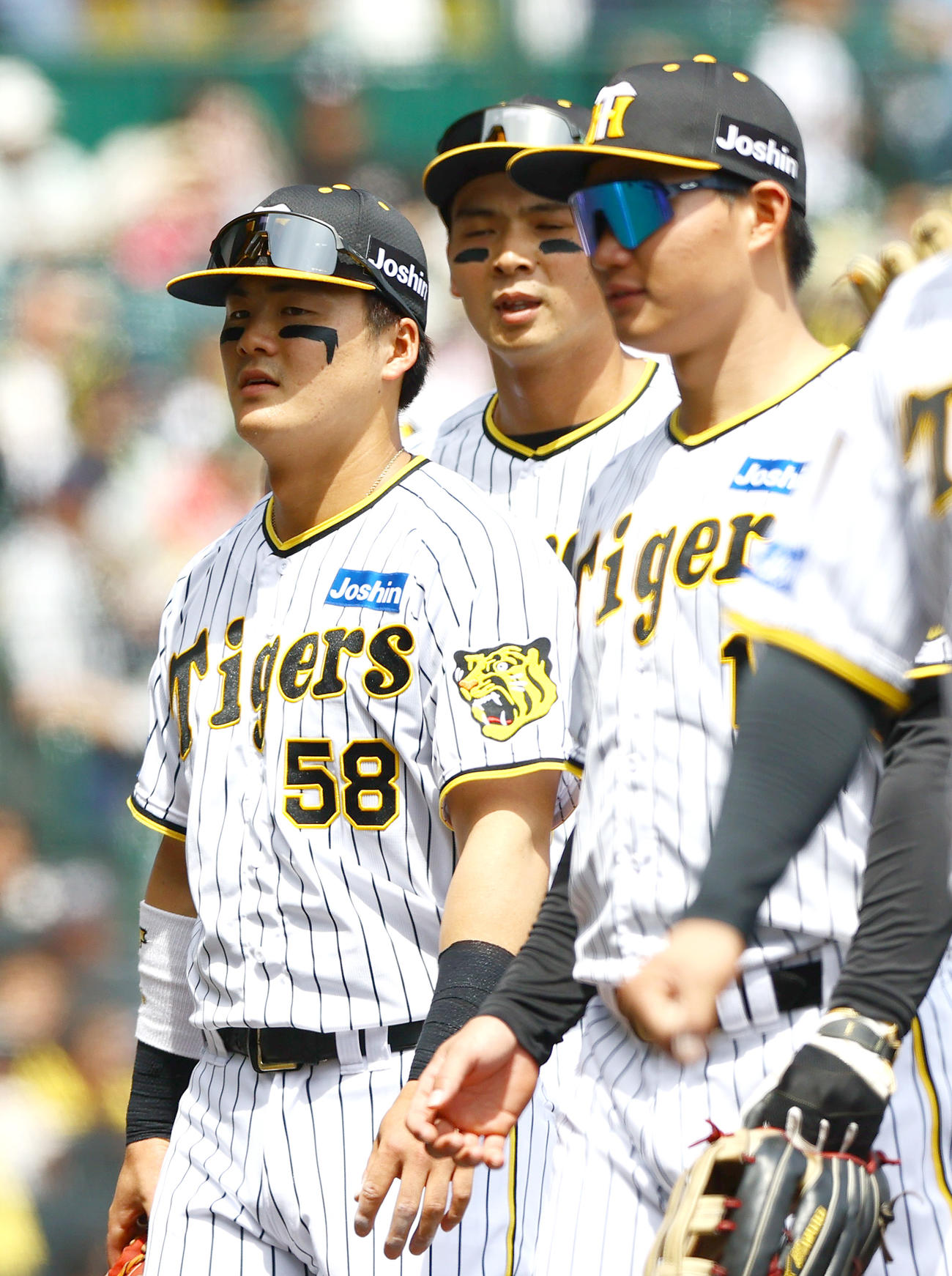 阪神対ヤクルト　試合を前にする、左から阪神前川、井上、森下（撮影・上山淳一）