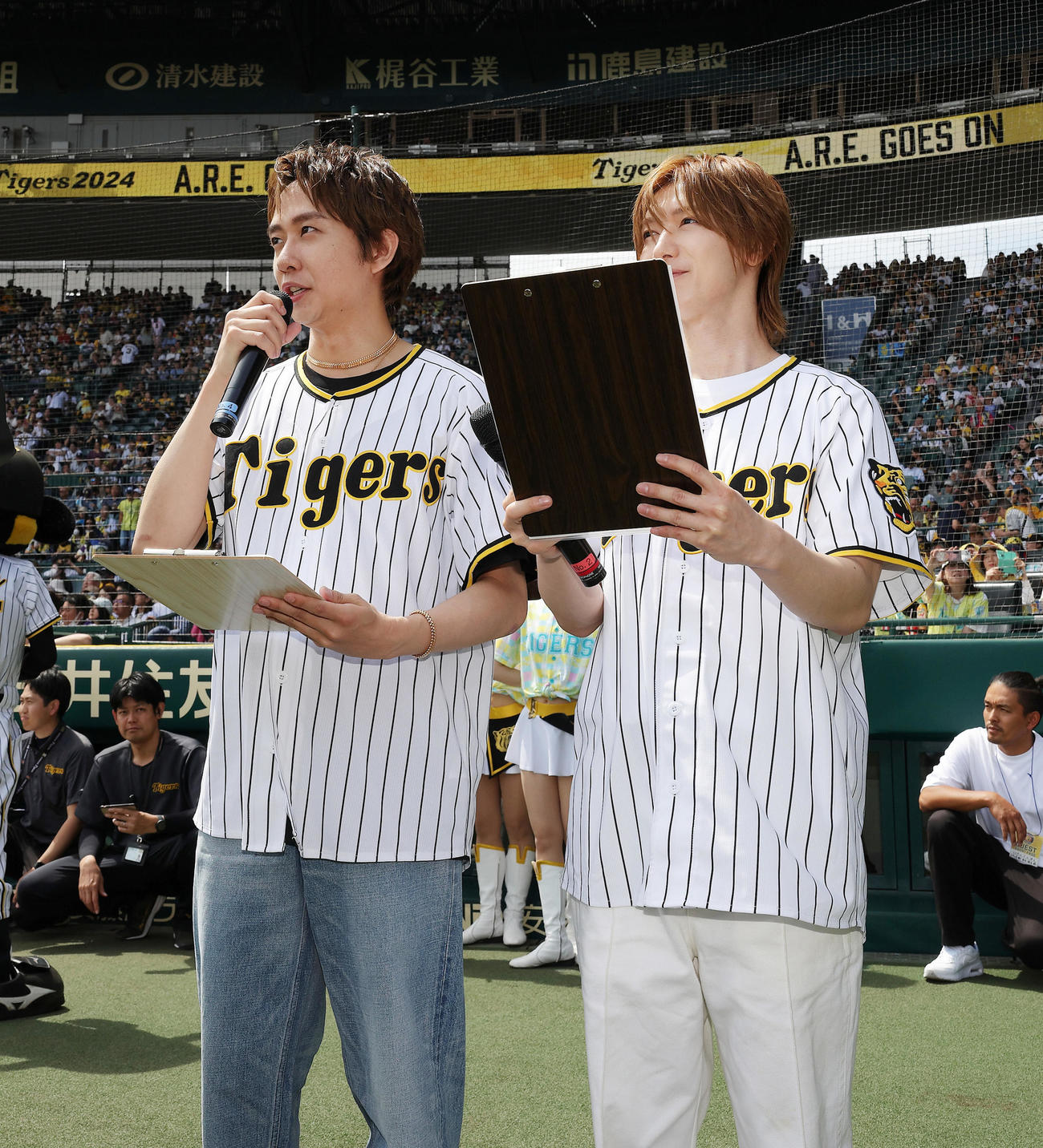 阪神対ヤクルト　甲子園でのイベントに登場したTravis Japanの中村海人（左）と七五三掛龍也（球団提供）