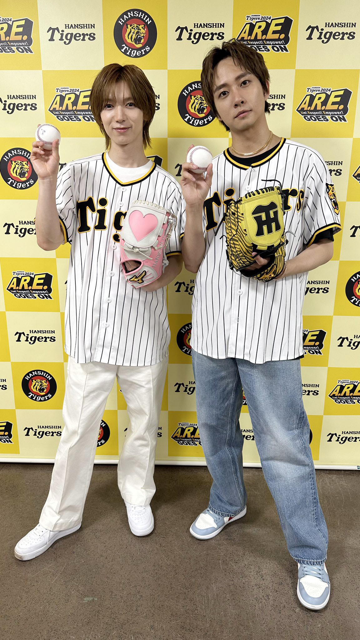 阪神対ヤクルト　ファーストピッチセレモニーを行ったTravis Japanの七五三掛龍也（左）と中村海人（球団提供）