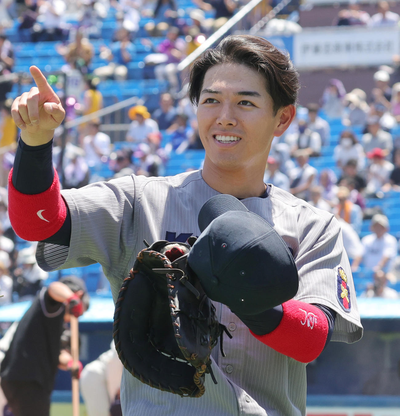 慶大対明大　試合前に応援席にあいさつする慶大・清原（撮影・野上伸悟）