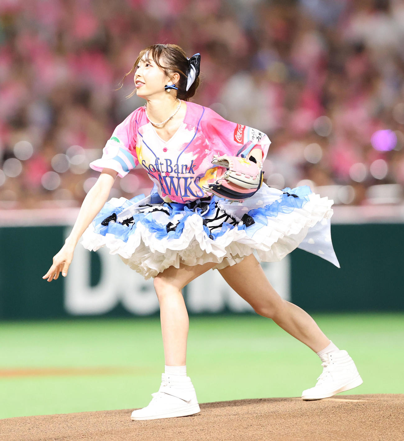 始球式で投球を披露する「超ときめきハート宣伝部」の辻野かなみ（撮影・梅根麻紀）