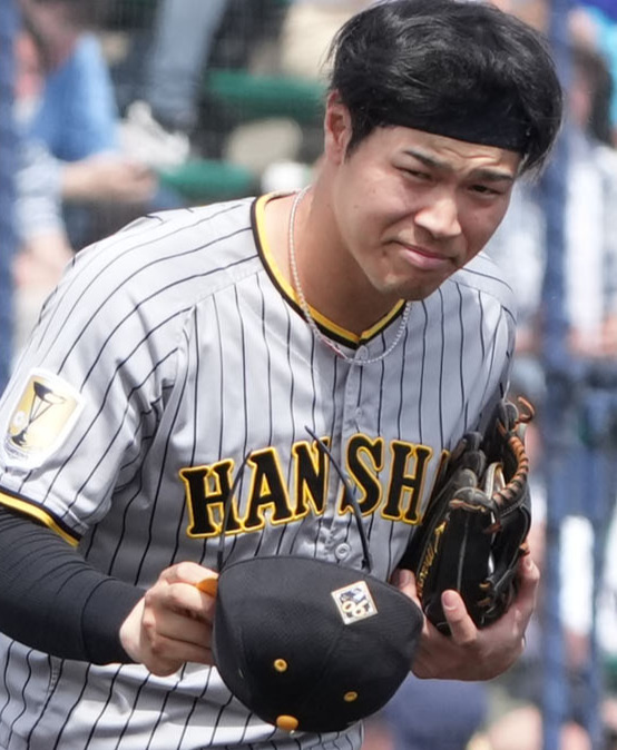 ウエスタン中日対阪神　6回裏開始前、ファンの声援に一礼する佐藤輝（撮影・森本幸一）