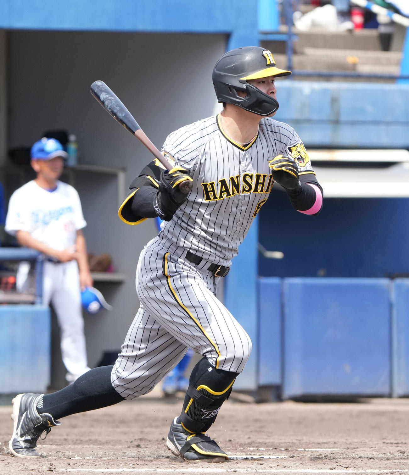 ウエスタン中日対阪神　6回表阪神2死一、三塁、右前適時打を放つ佐藤輝（撮影・森本幸一）