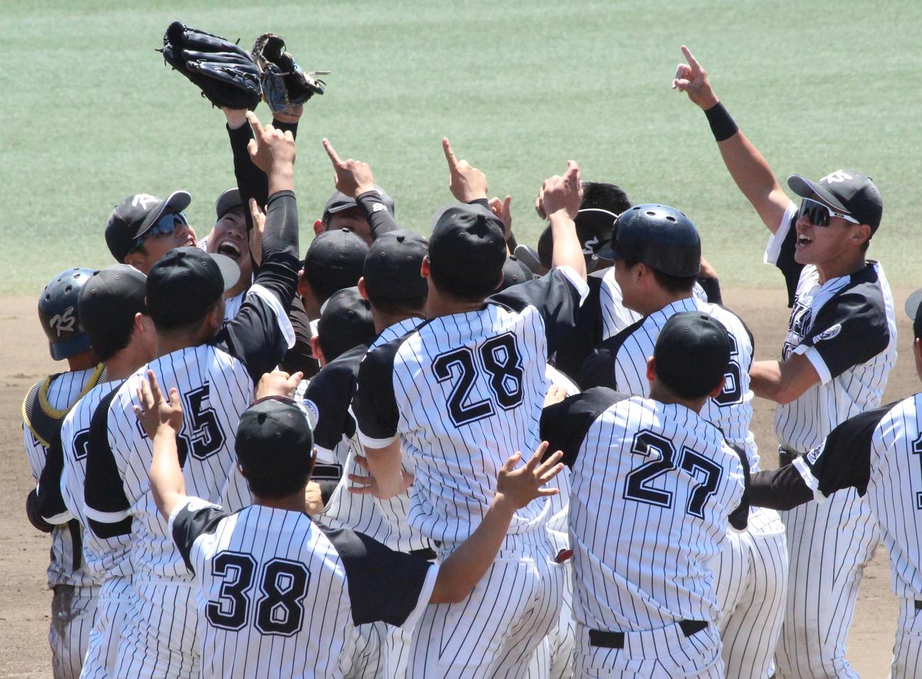 優勝を決めて喜ぶ九産大ナイン（撮影・菊川光一）