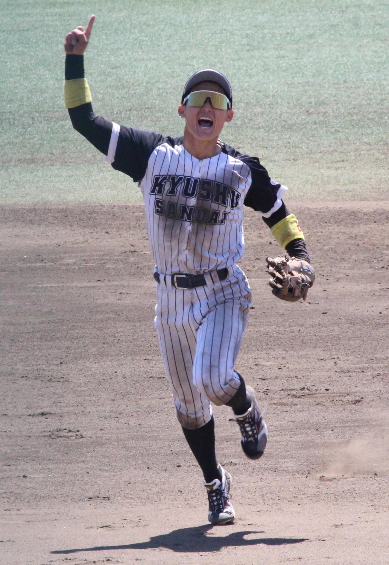 優勝を決めて喜ぶ九産大・浦田俊輔内野手（撮影・菊川光一）