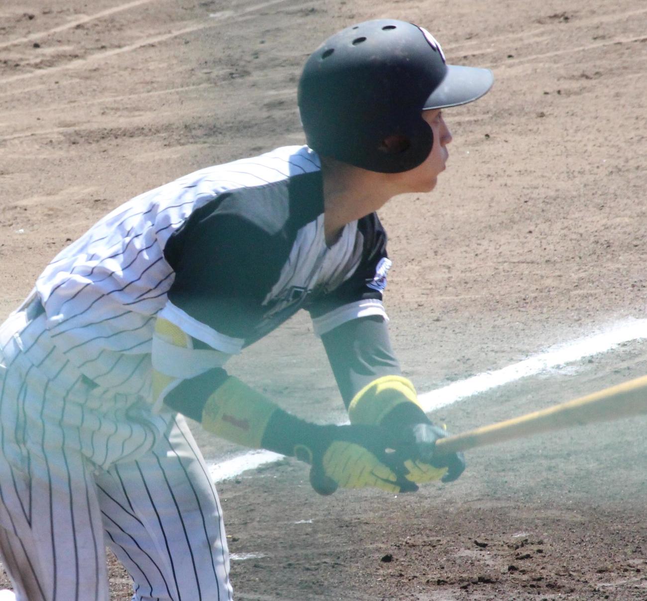 6回裏九産大2死二塁、右中間に適時二塁打を放つ浦田俊輔内野手（撮影・菊川光一）