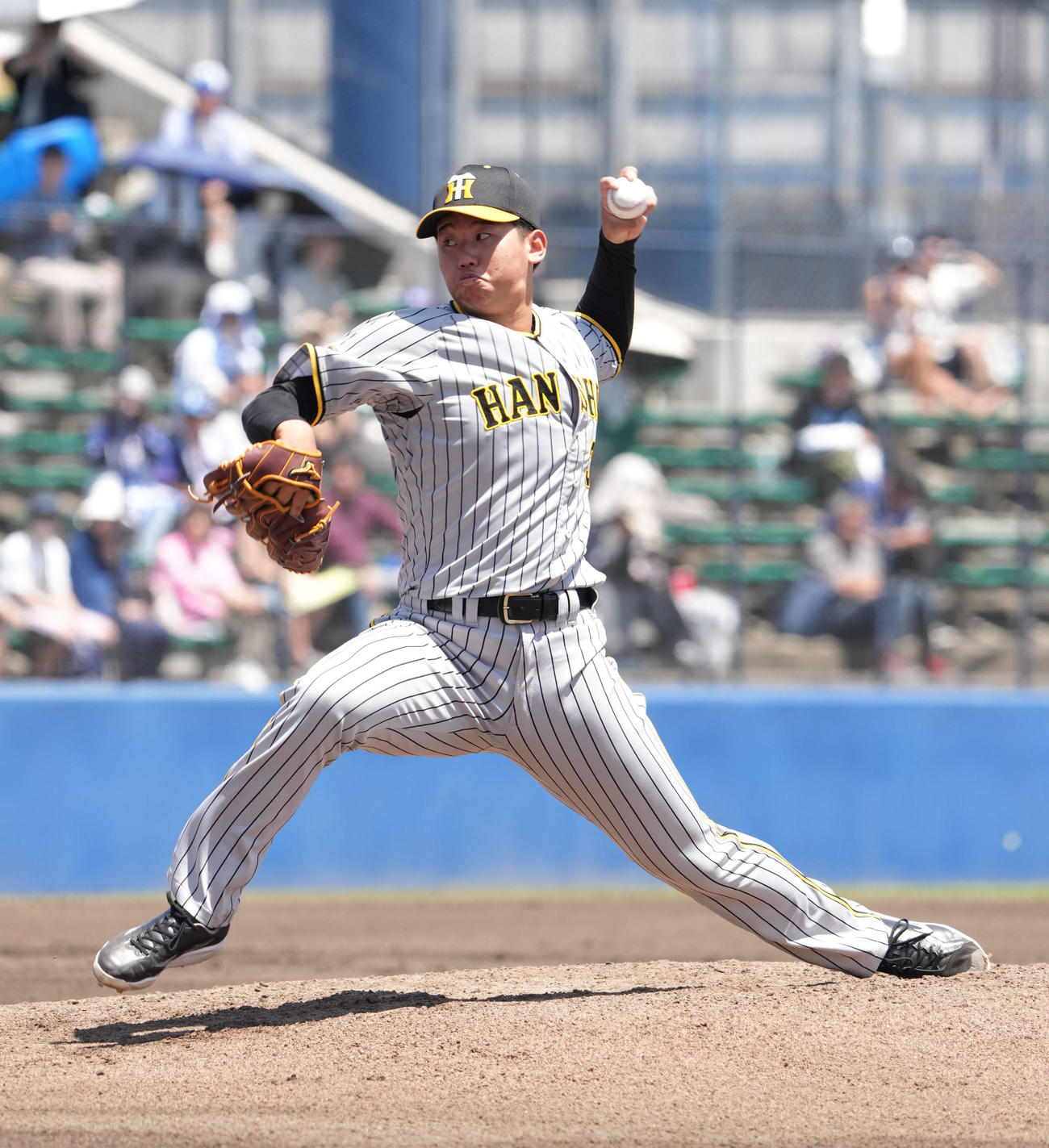 ウエスタン中日対阪神　1回裏、登板する阪神先発の門別（撮影・森本幸一）