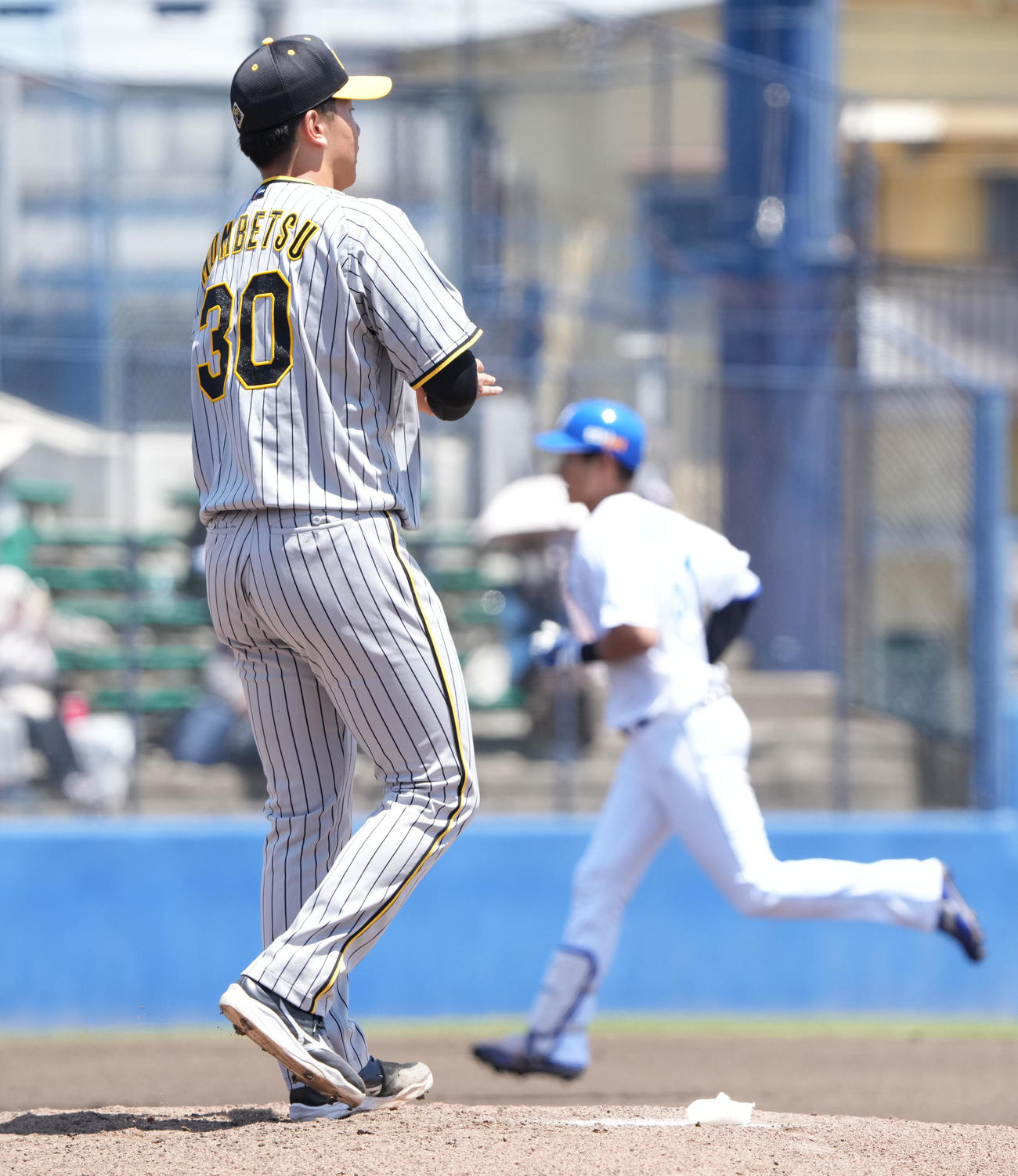 ウエスタン中日対阪神　1回裏中日1死、上林に右越え本塁打を打たれた阪神先発の門別（左）（撮影・森本幸一）