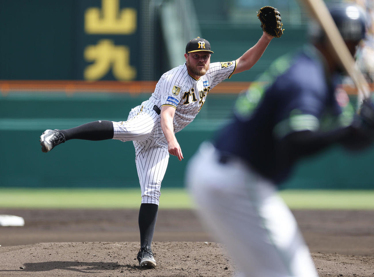 阪神対ヤクルト　2回表ヤクルト1死、サンタナを見逃し三振に仕留めるビーズリー（撮影・前田充）