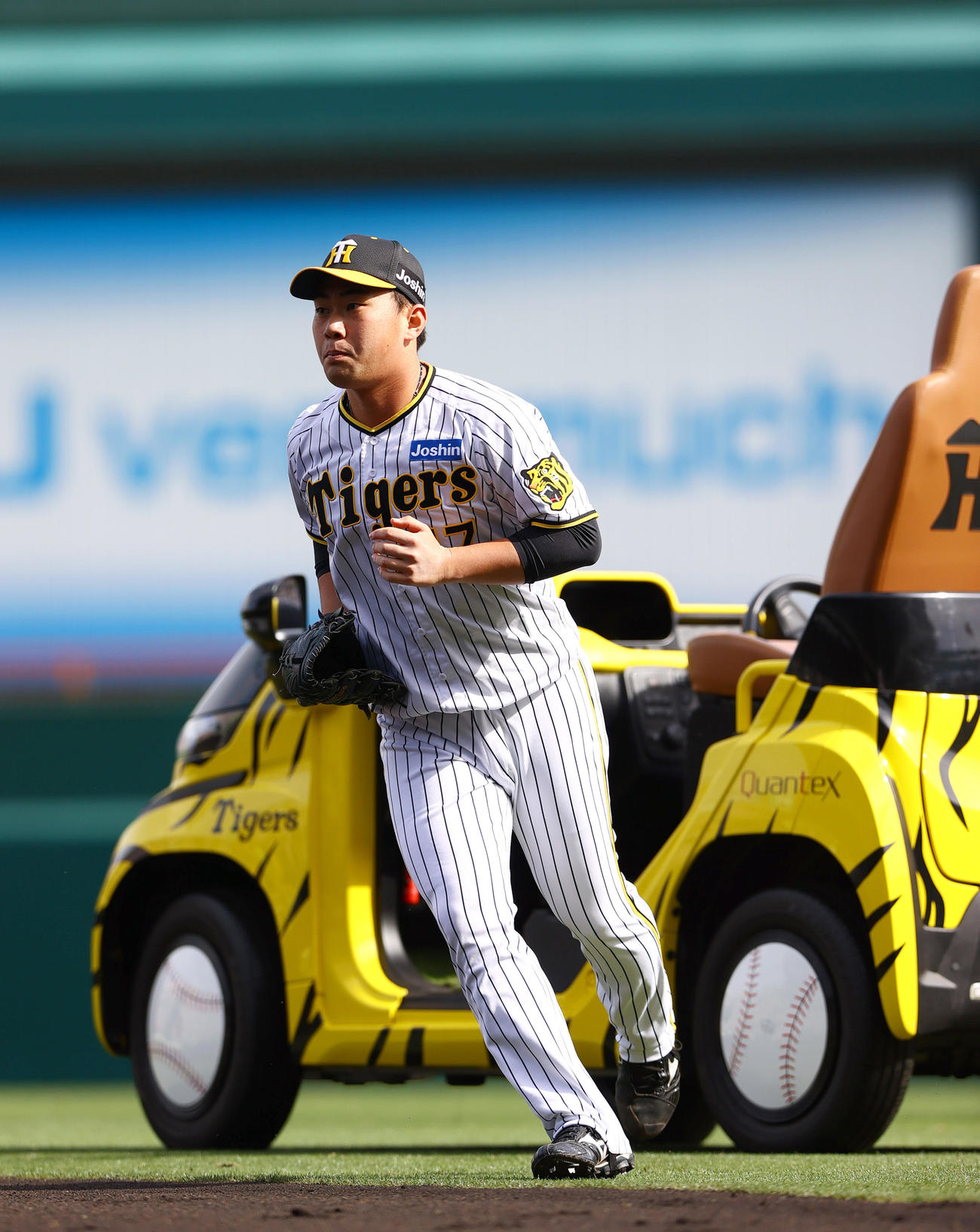 阪神対ヤクルト　6回表、阪神ビーズリーに代わり桐敷がマウンド向かう（撮影・上山淳一）