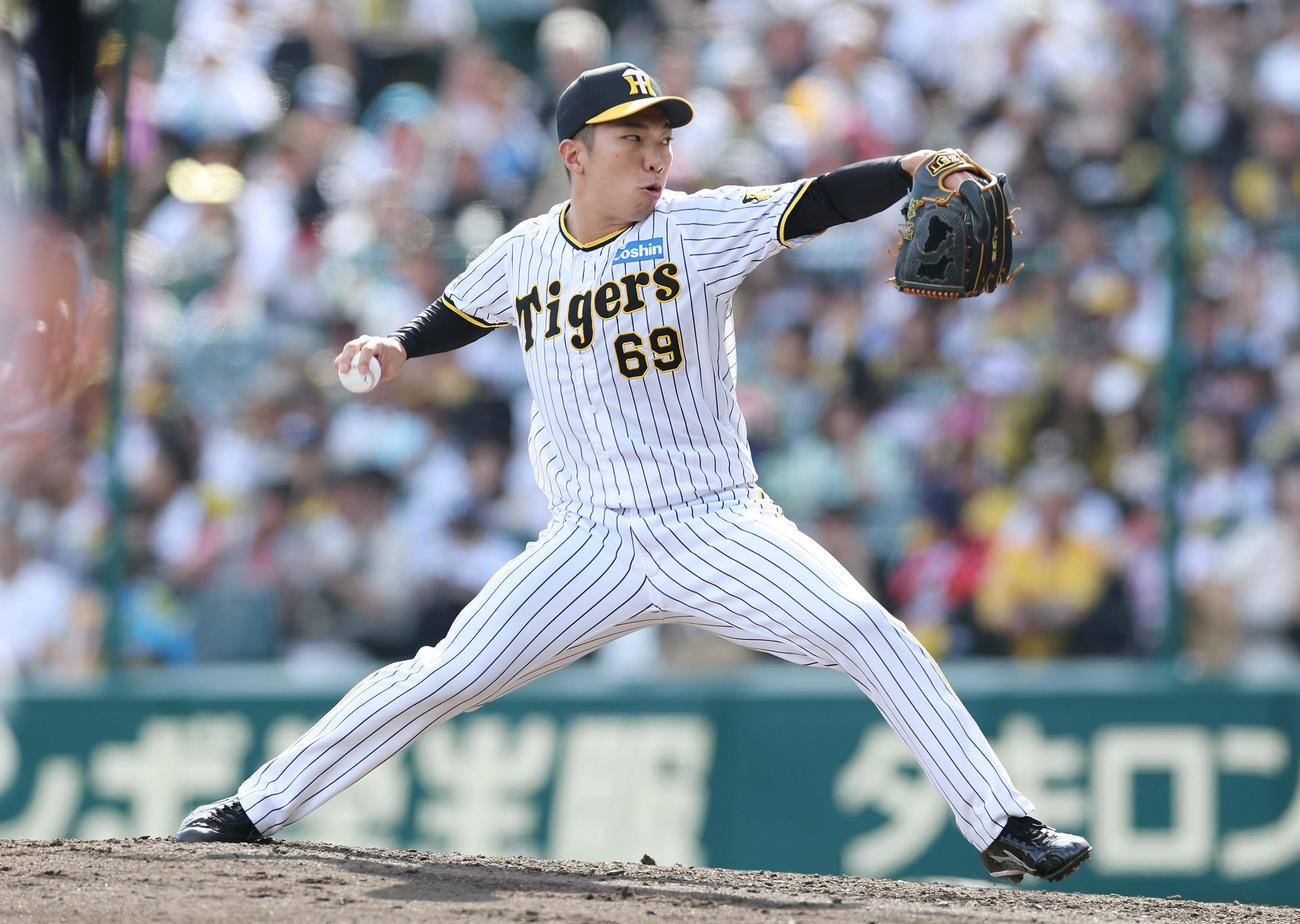 阪神対ヤクルト　力投する阪神3番手の石井（撮影・前田充）