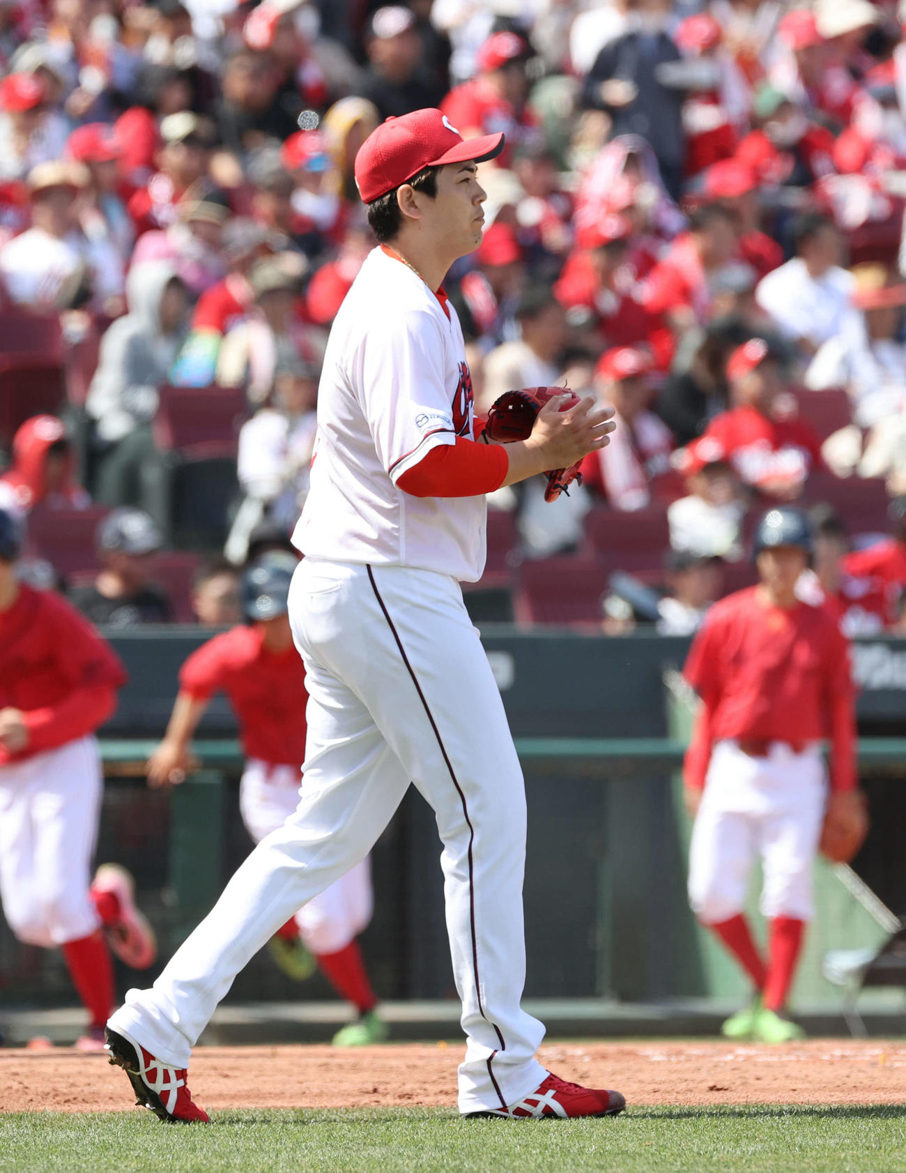 広島対巨人　2回表巨人1死一、三塁、泉口に先制右前適時打を浴びた九里（撮影・加藤孝規）