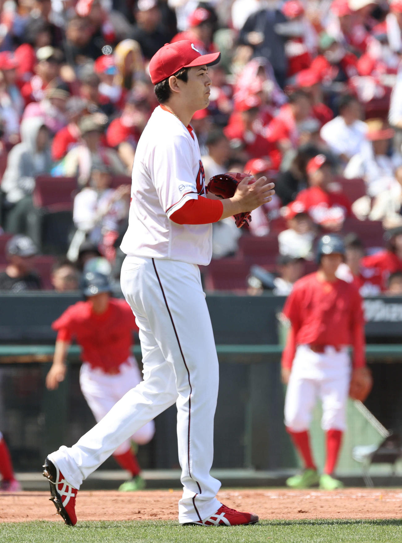広島対巨人　2回表巨人1死一、三塁、泉口に先制右前適時打を浴びた九里（撮影・加藤孝規）