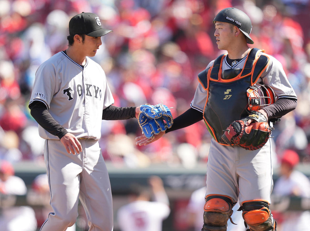 広島対巨人　3回裏を終え、岸田（右）とタッチを交わす巨人赤星（撮影・鈴木みどり）