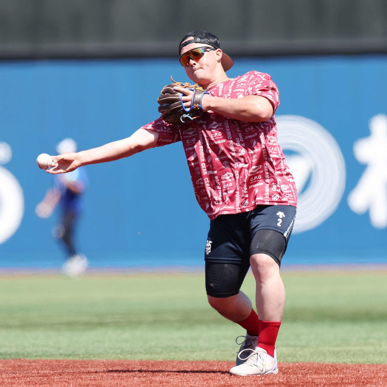 DeNA対中日　試合前、ノックを受け送球するDeNA牧（撮影・宮地輝）