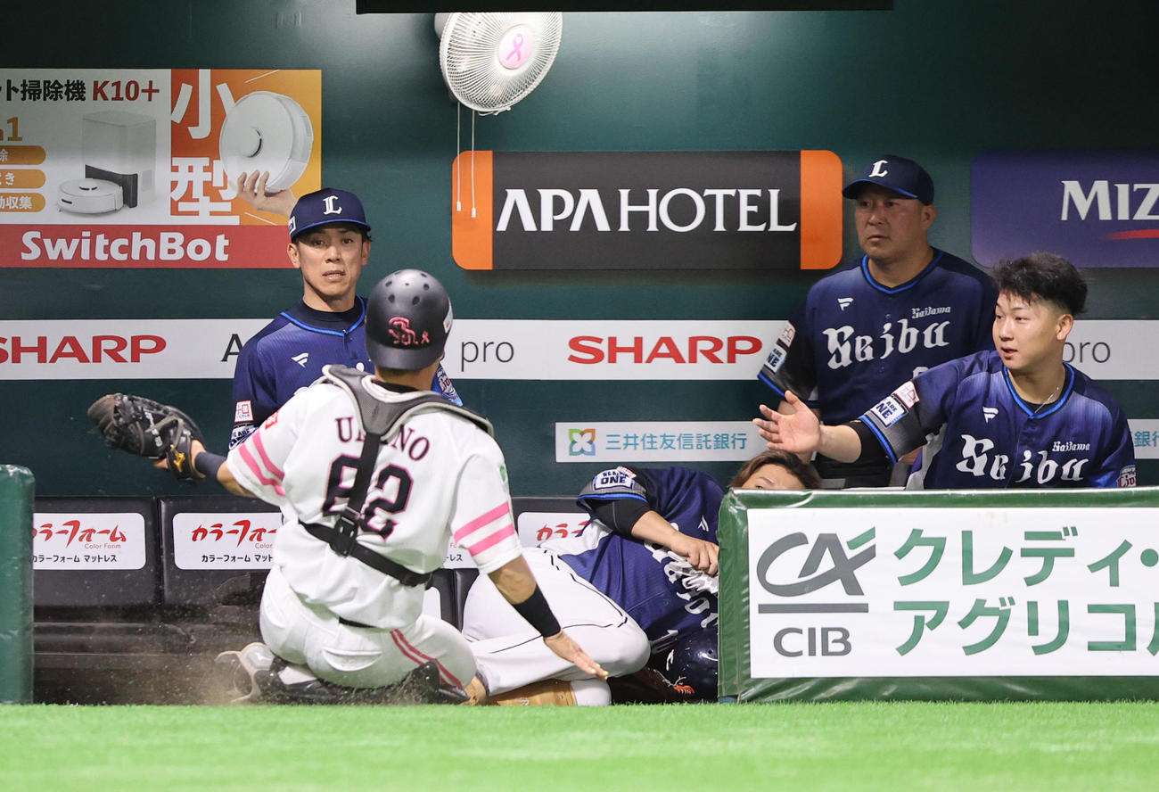 ソフトバンク対西武　3回表西武1死、源田の打球を追い捕球する海野捕手、奥は松井監督（撮影・梅根麻紀）