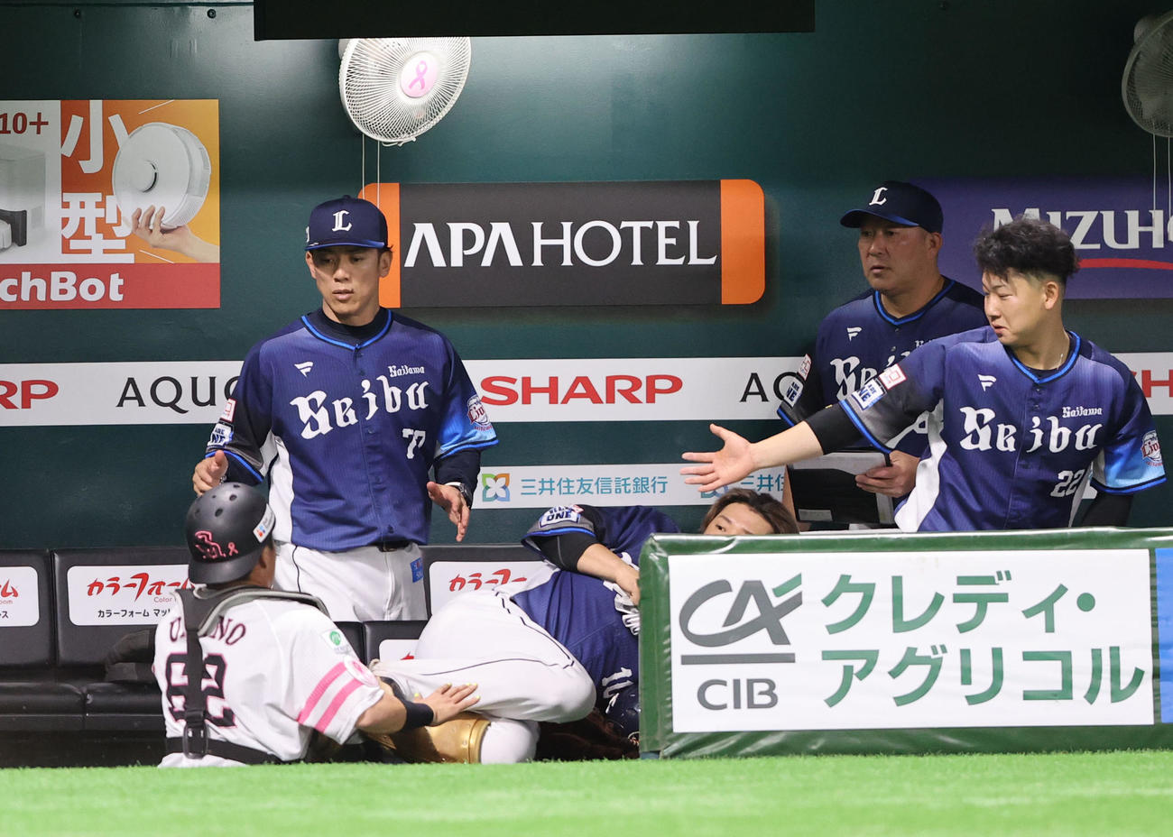 ソフトバンク対西武　3回表西武1死、源田の打球を追い捕球する海野捕手、奥は松井監督（撮影・梅根麻紀）