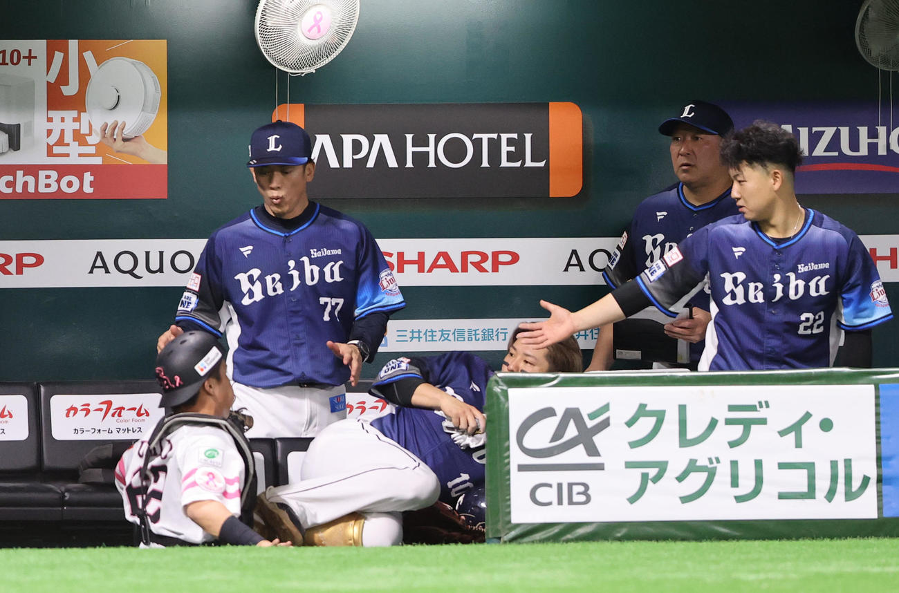 ソフトバンク対西武　3回表西武1死、源田の打球を追い捕球する海野捕手、奥は松井監督（撮影・梅根麻紀）