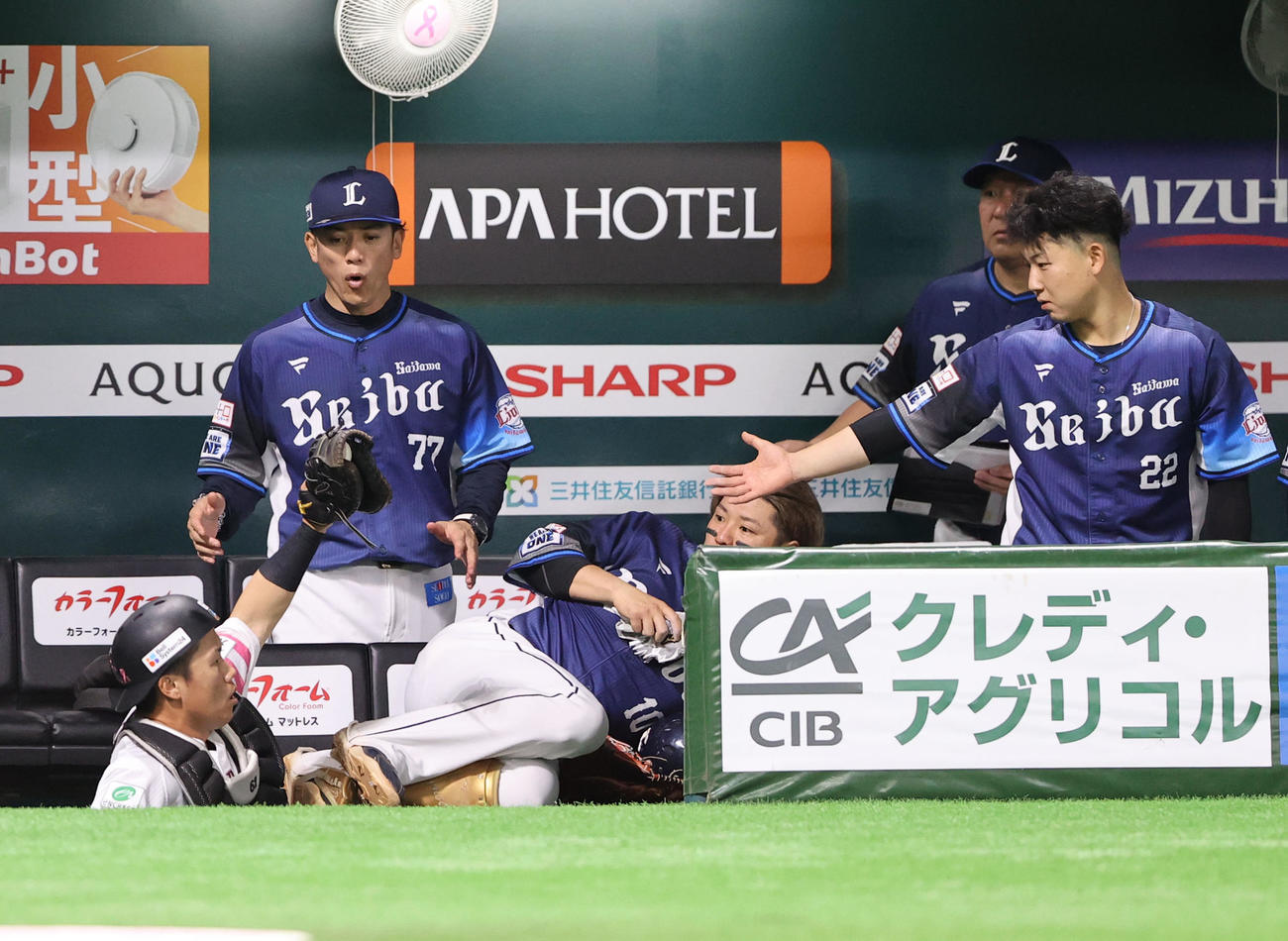 ソフトバンク対西武　3回表西武1死、源田の打球を追い捕球する海野捕手、奥は松井監督（撮影・梅根麻紀）