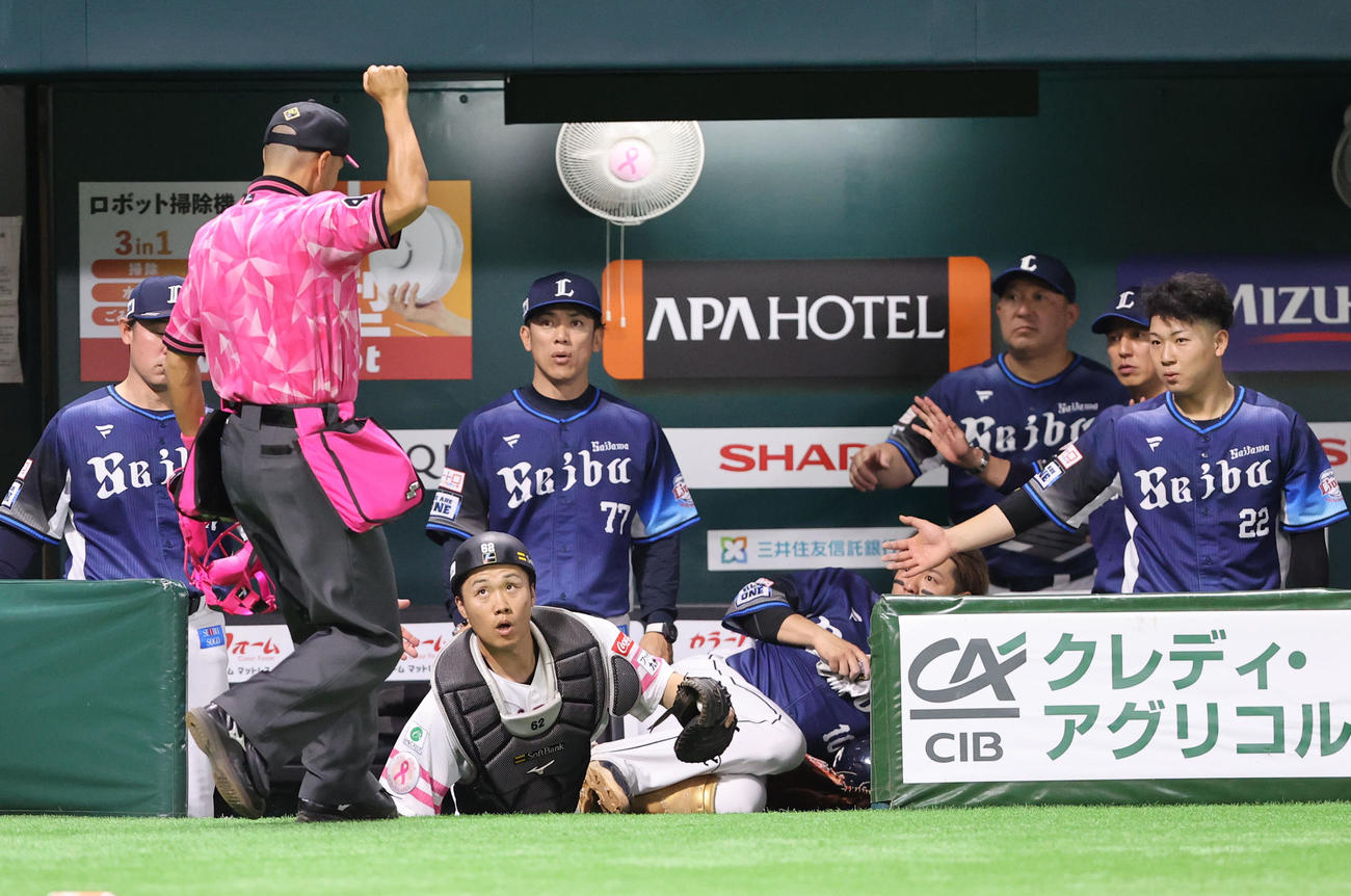 ソフトバンク対西武　3回表西武1死、源田の打球を追い捕球する海野捕手、奥は松井監督（撮影・梅根麻紀）