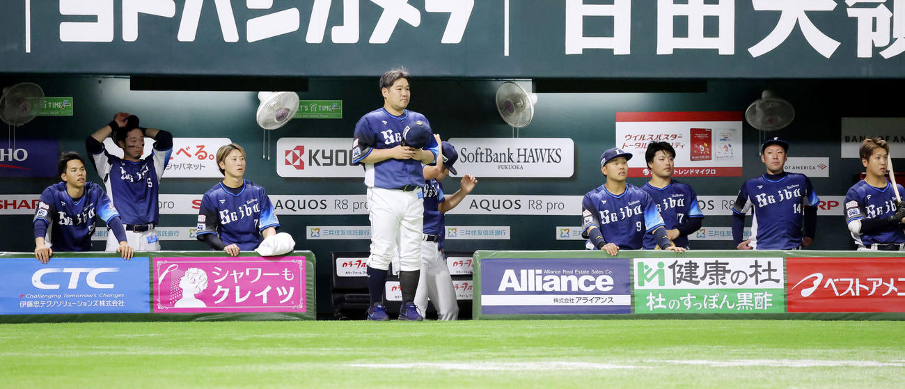 ソフトバンクに敗れて自力優勝の可能性が消滅し、肩を落とす西武ナイン（共同）