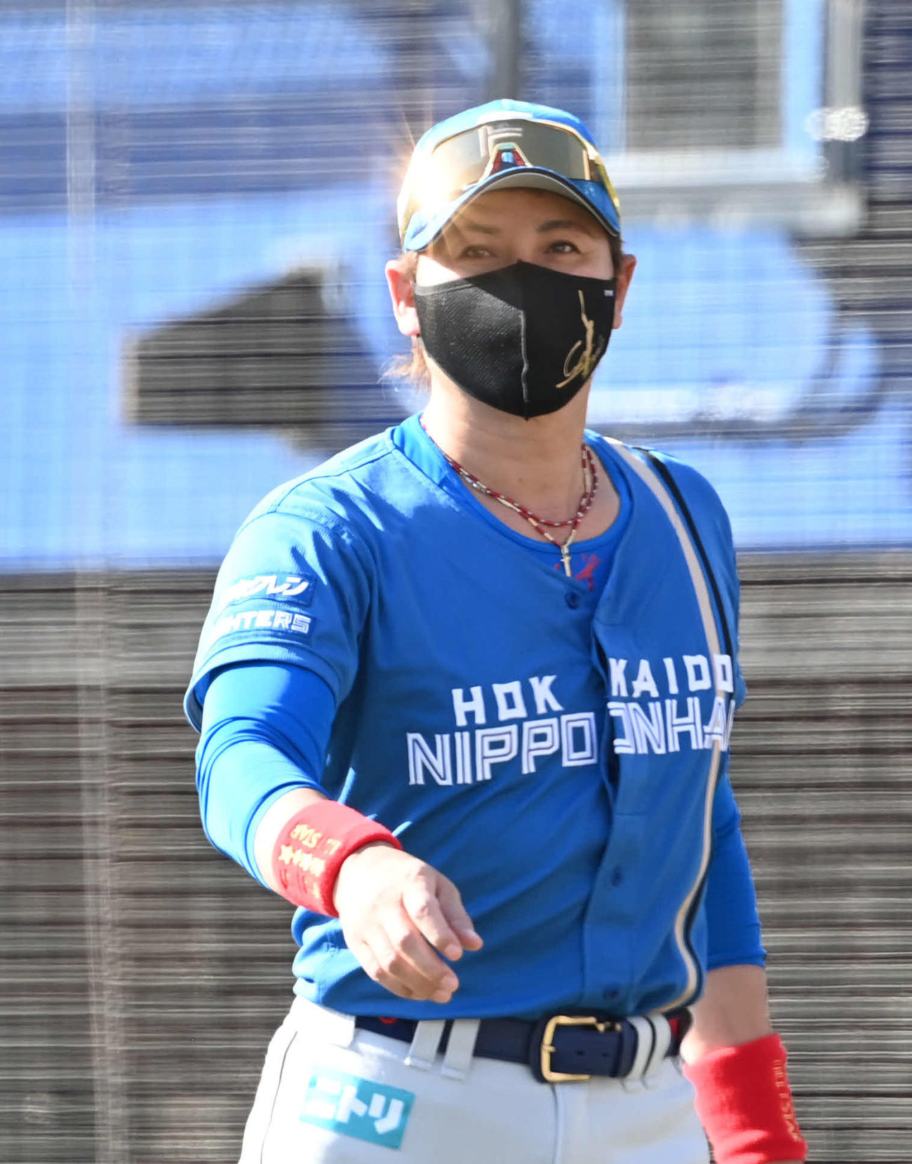 ロッテ対日本ハム　選手交代を告げてベンチに戻る日本ハム新庄監督（撮影・山崎安昭）