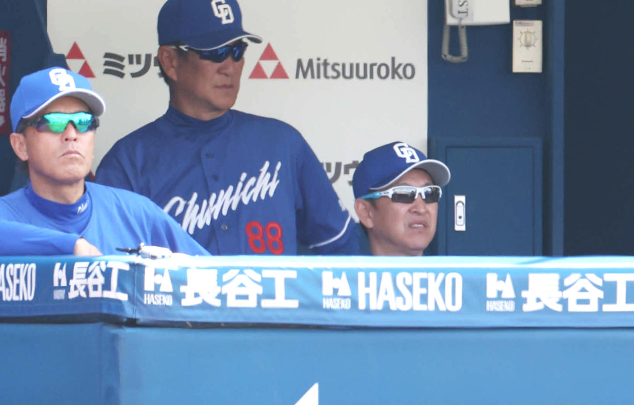 DeNA対中日　厳しい表情で戦況を見つめる中日立浪監督（右）ら（撮影・宮地輝）