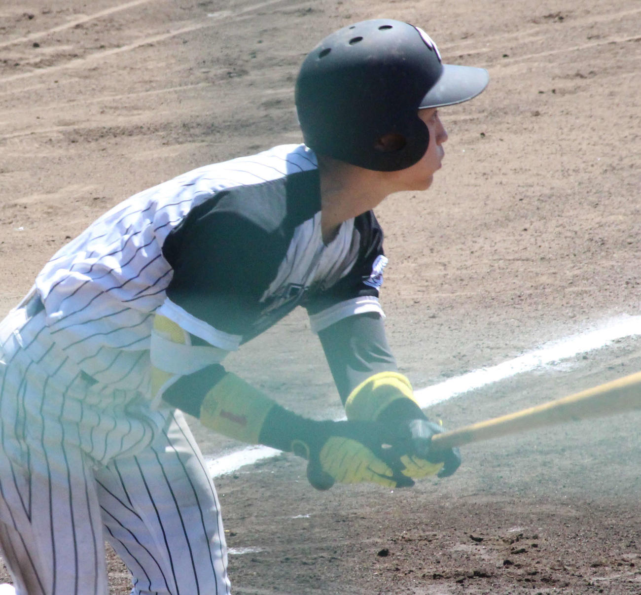 九共大対九産大　6回裏九産大2死二塁、右中間に適時二塁打を放つ浦田内野手（撮影・菊川光一）