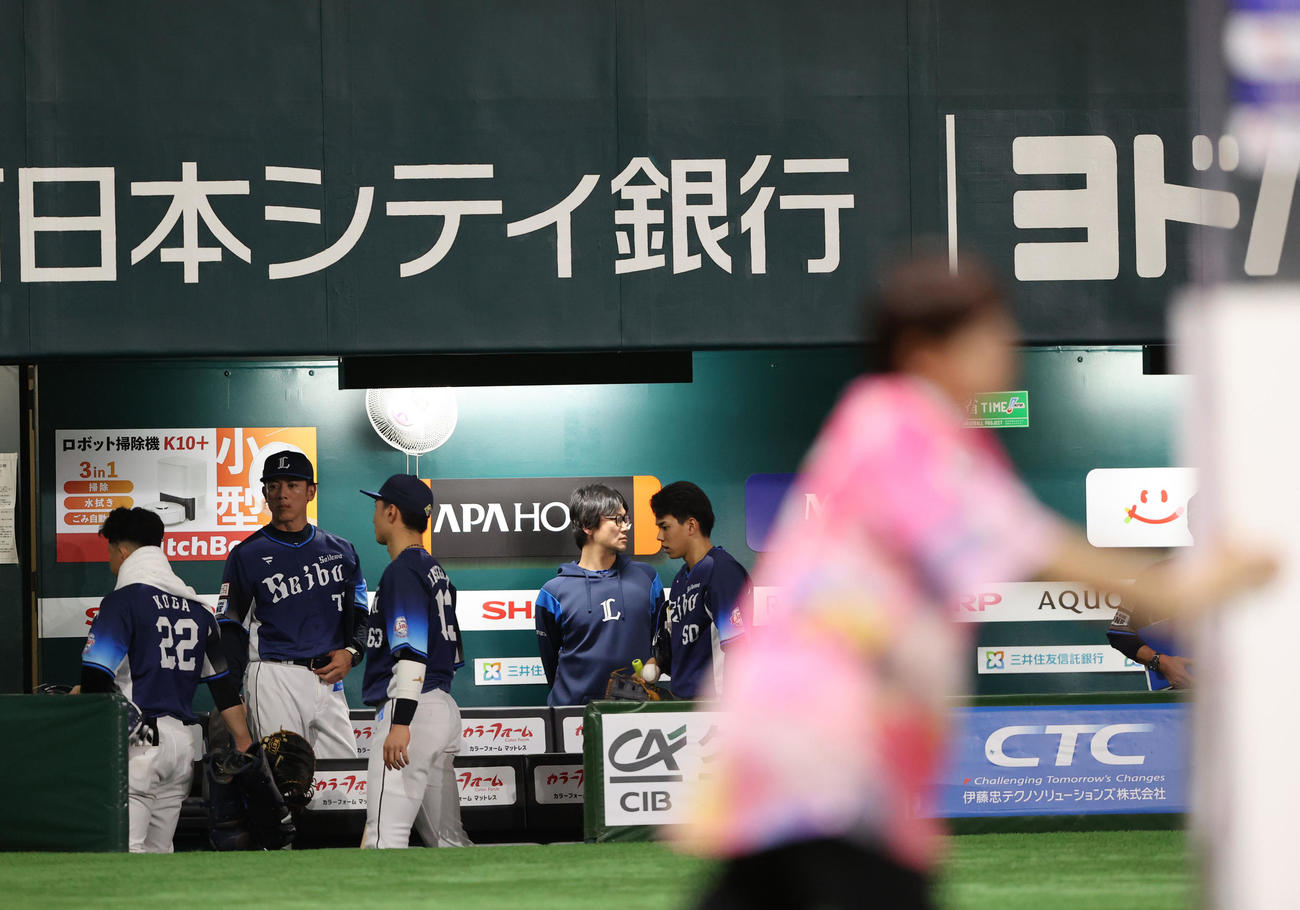 ソフトバンク対西武　ソフトバンクに敗れた西武ナインは照明が暗い中引きあげる（撮影・梅根麻紀）