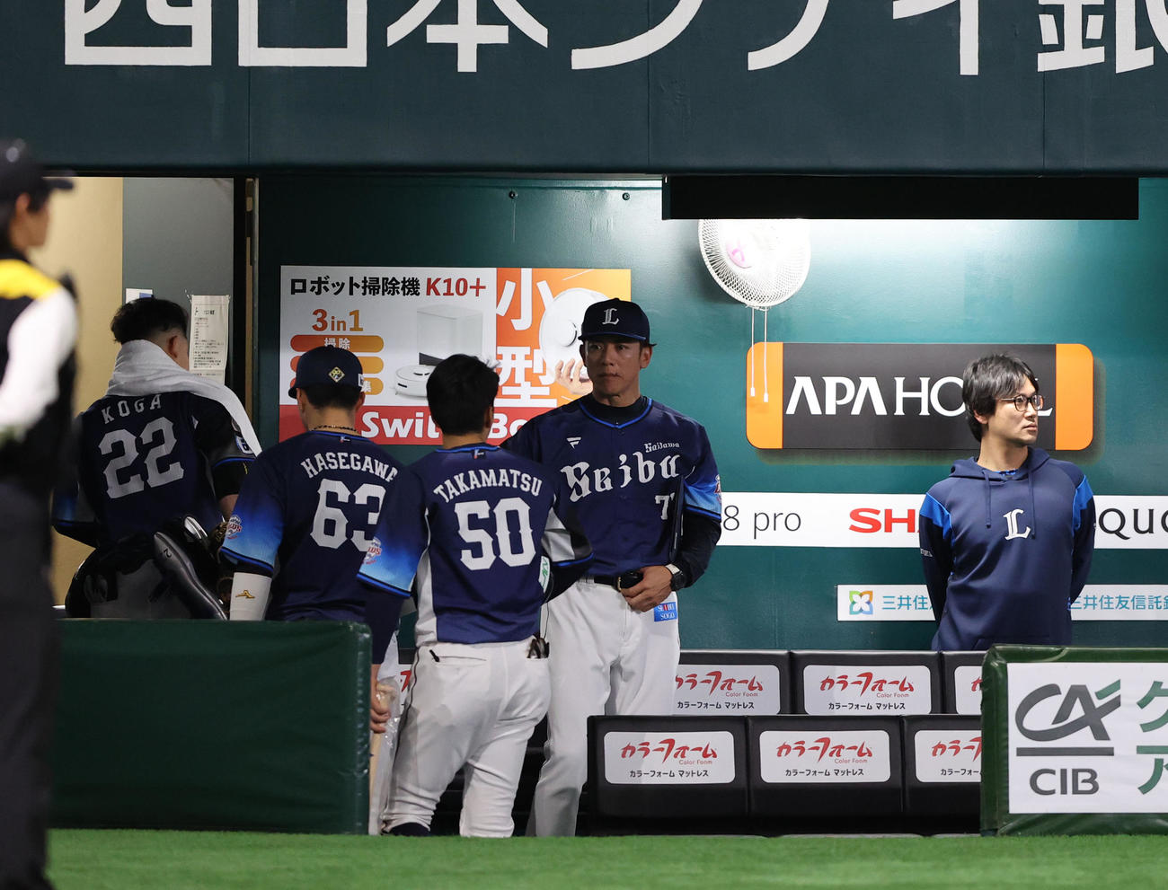 ソフトバンク対西武　ソフトバンクに敗れた西武ナインは照明が暗い中引きあげる（撮影・梅根麻紀）