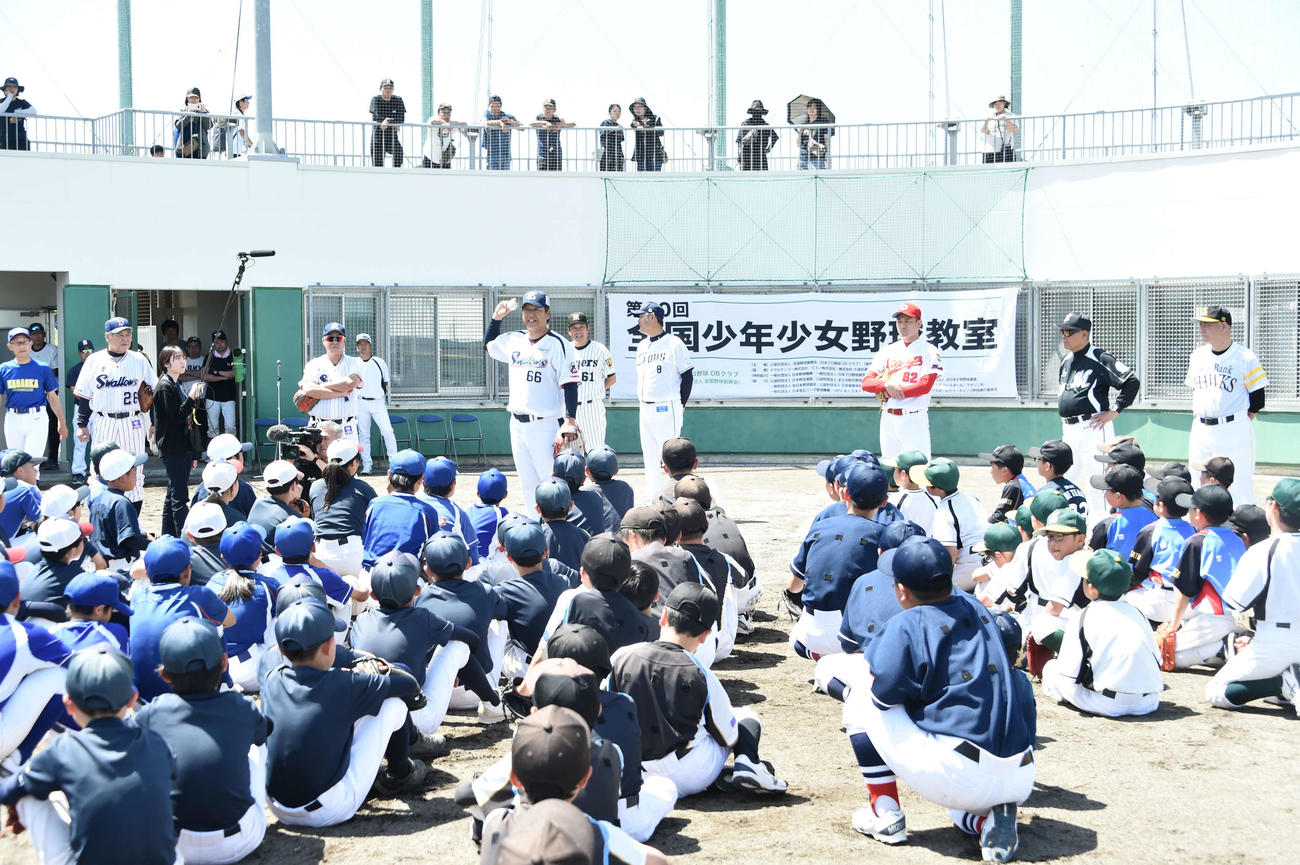 教室の冒頭、キャッチボールの要点を指導する元ヤクルトの本間忠氏（中央）