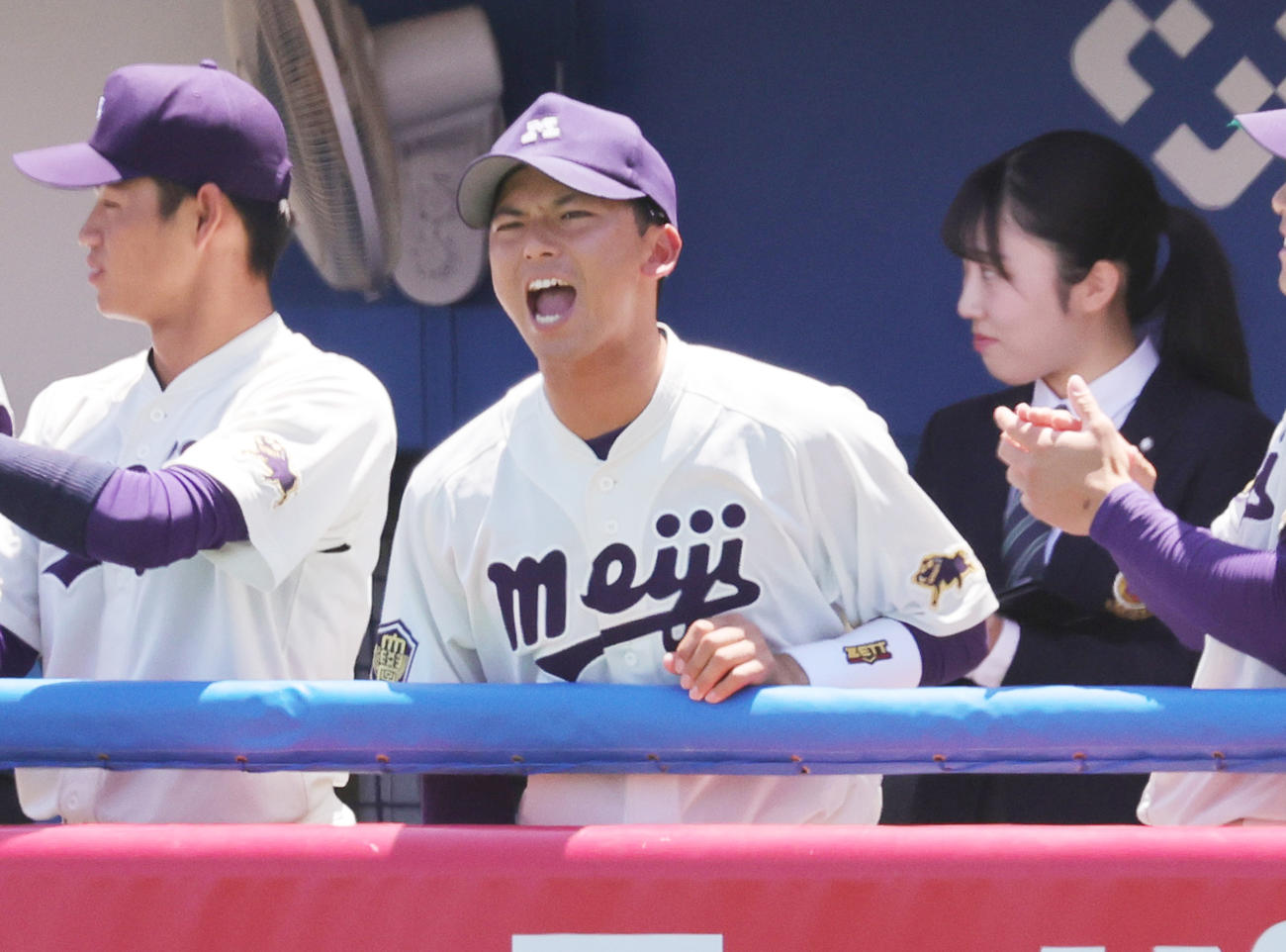 慶大対明大　ベンチで声を出す明大・宗山主将（撮影・野上伸悟）