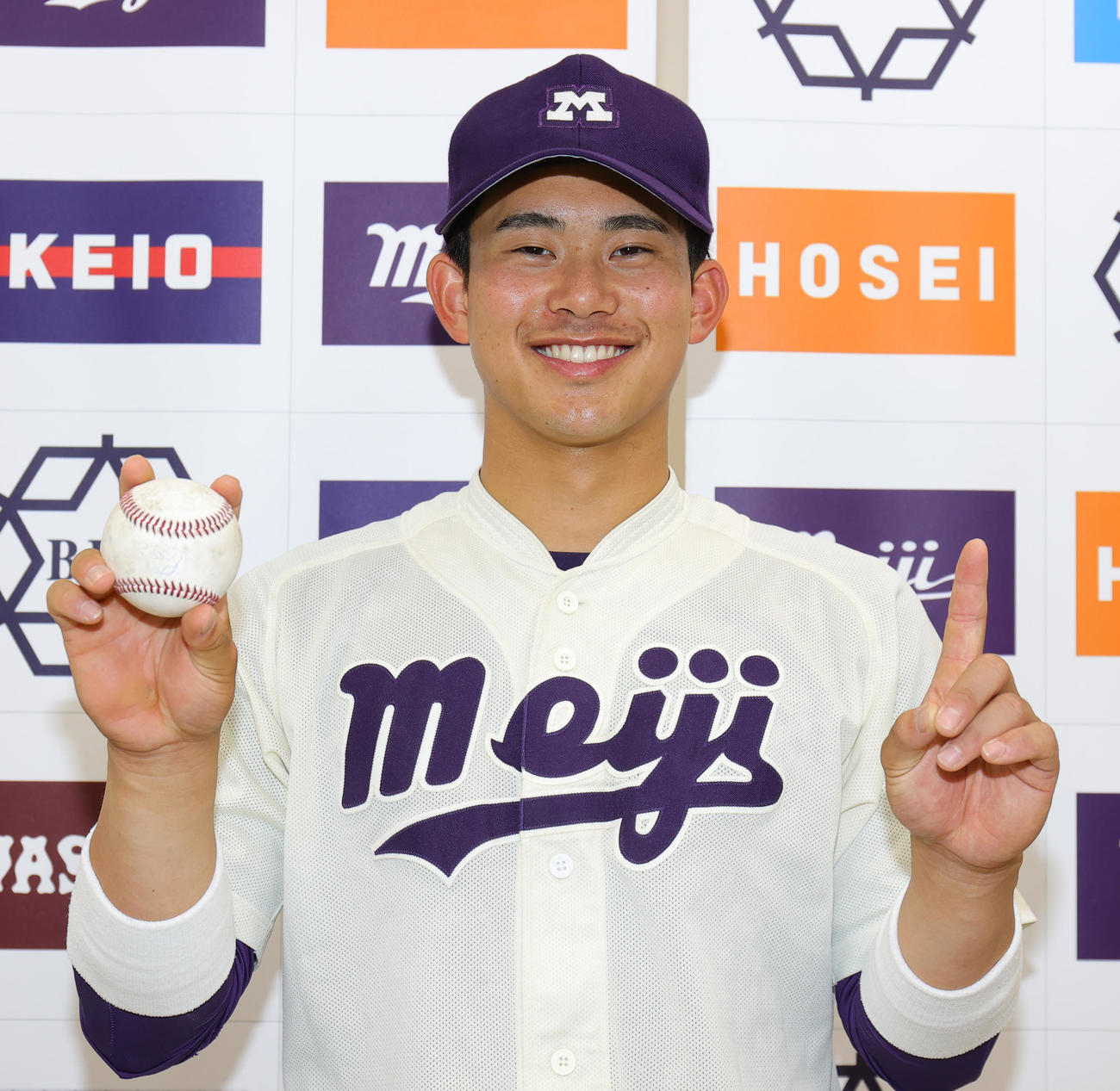 慶大対明大　初本塁打を放ち記念球を手に笑顔の明大・吉田（撮影・野上伸悟）