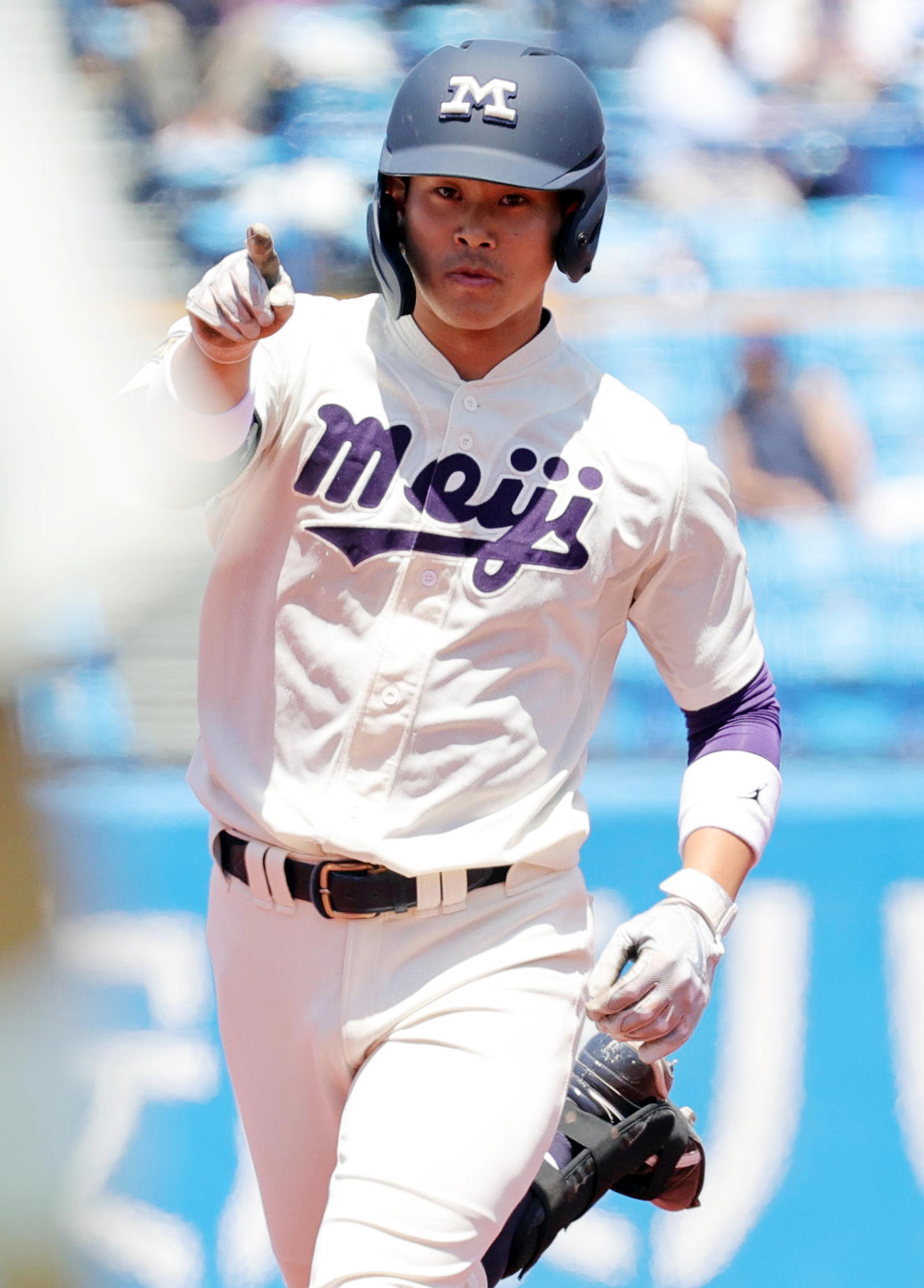 慶大対明大　7回裏明大2死一塁、右越え2点本塁打を放ち三塁に向かう吉田（撮影・野上伸悟）