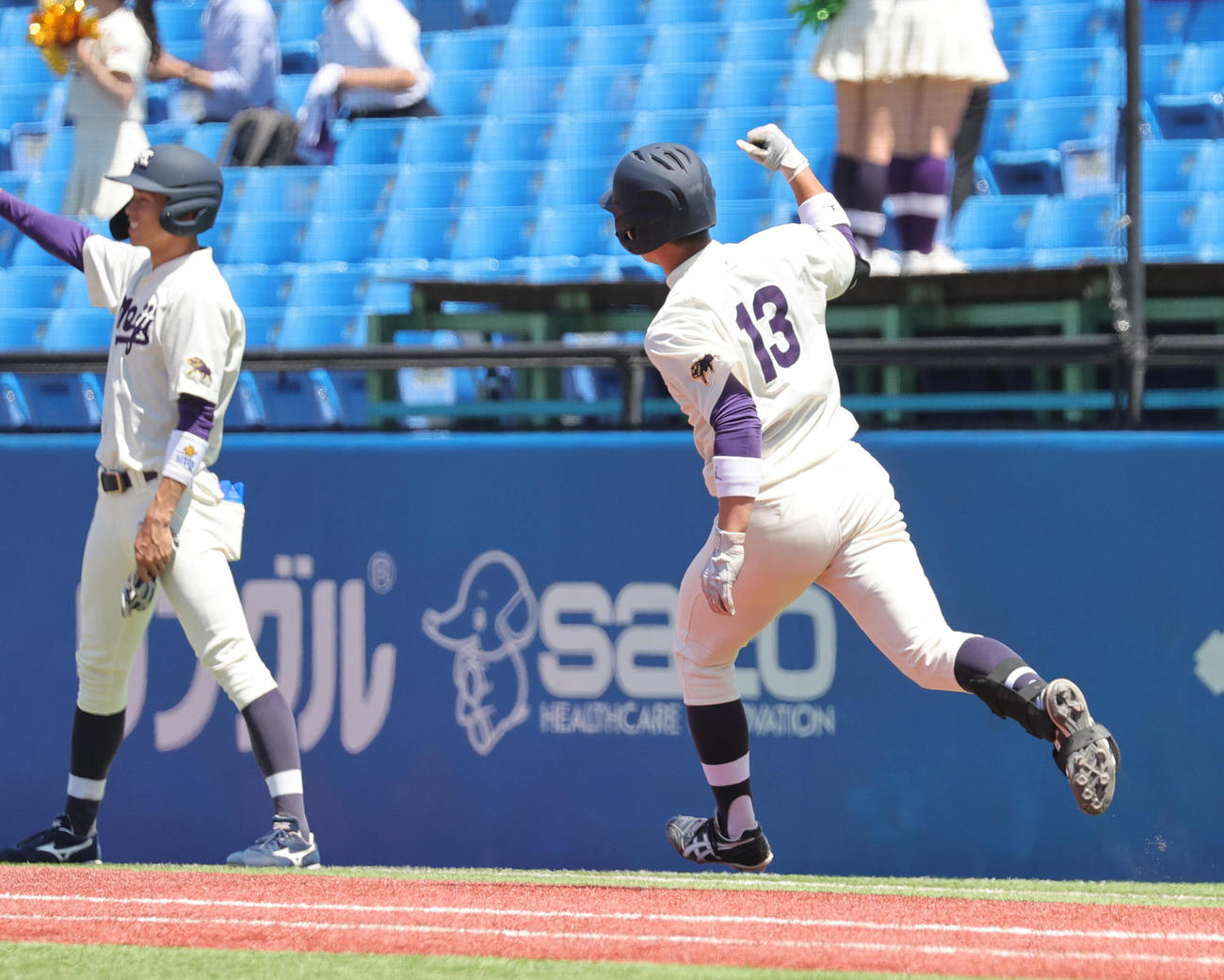慶大対明大　7回裏明大2死一塁、右越え2天本塁打を放ちガッツポーズの吉田（撮影・野上伸悟）