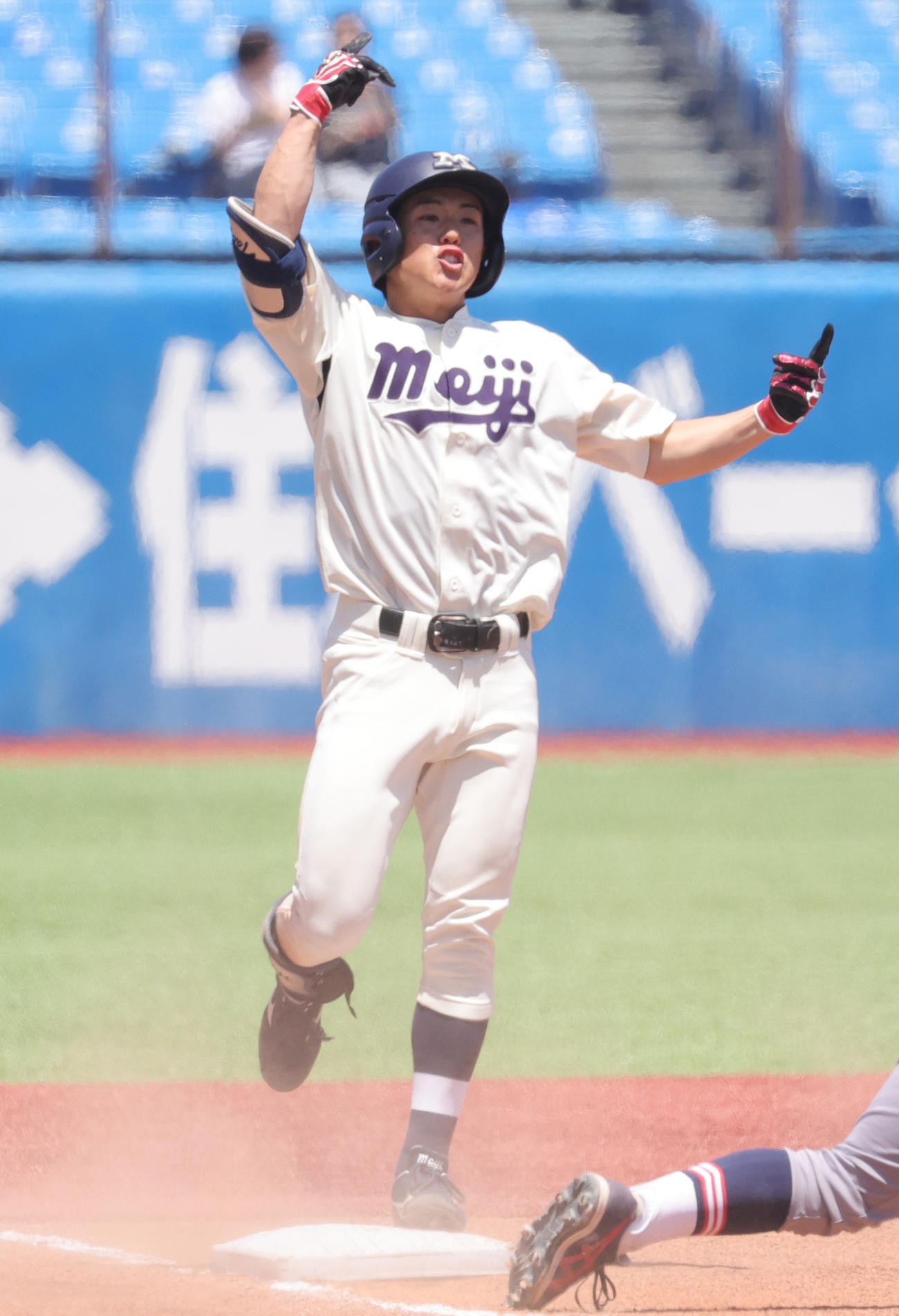 慶大対明大　1回裏明大1死、三塁打を放ちガッツポーズの飯森（撮影・野上伸悟）
